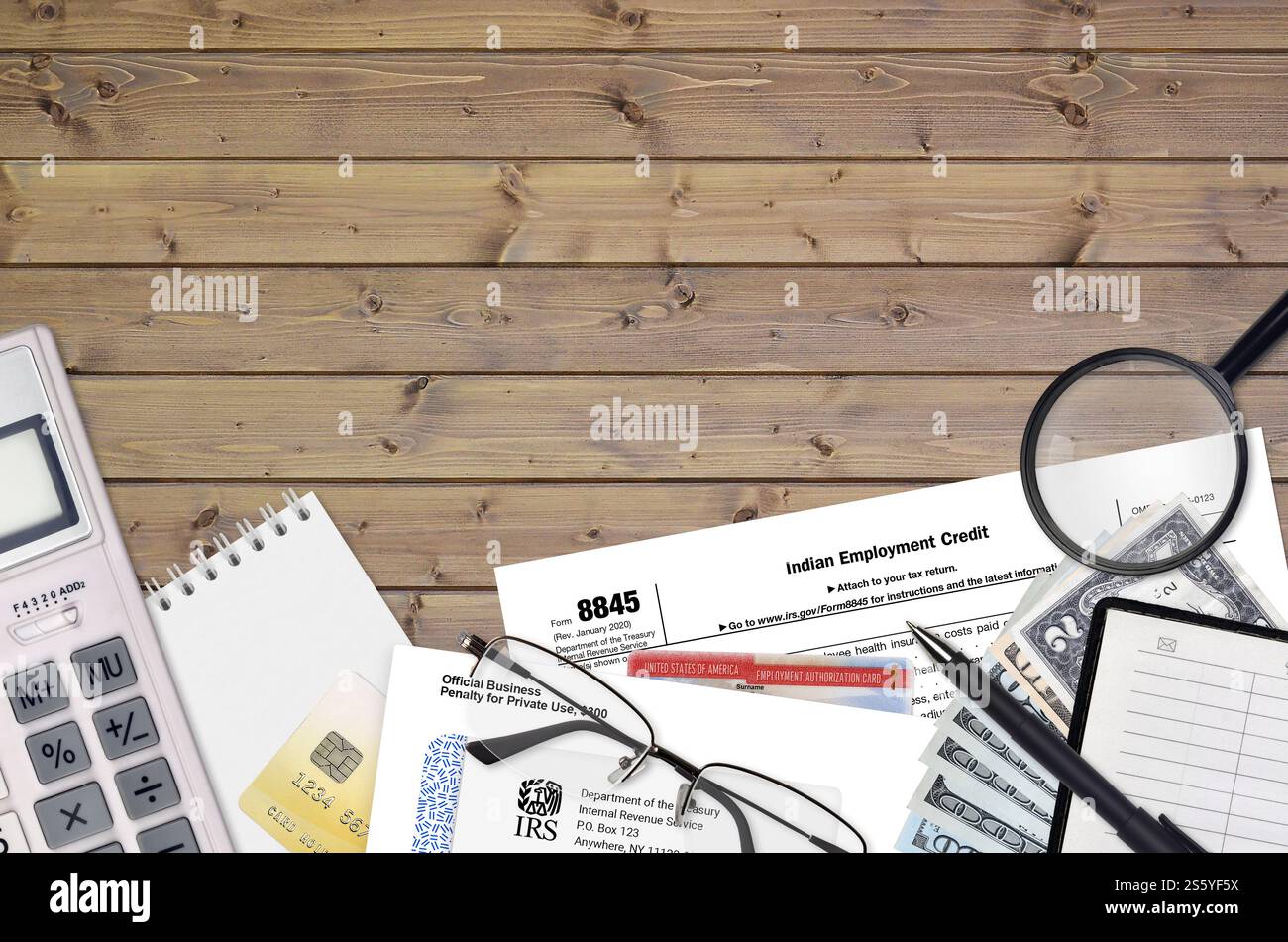 IRS Form 8845 credito di impiego indiano giace su piano tavolo da ufficio e pronto per il riempimento. Concetto di documentazione per i servizi di entrate interne degli Stati Uniti. Tempo di pagare Foto Stock