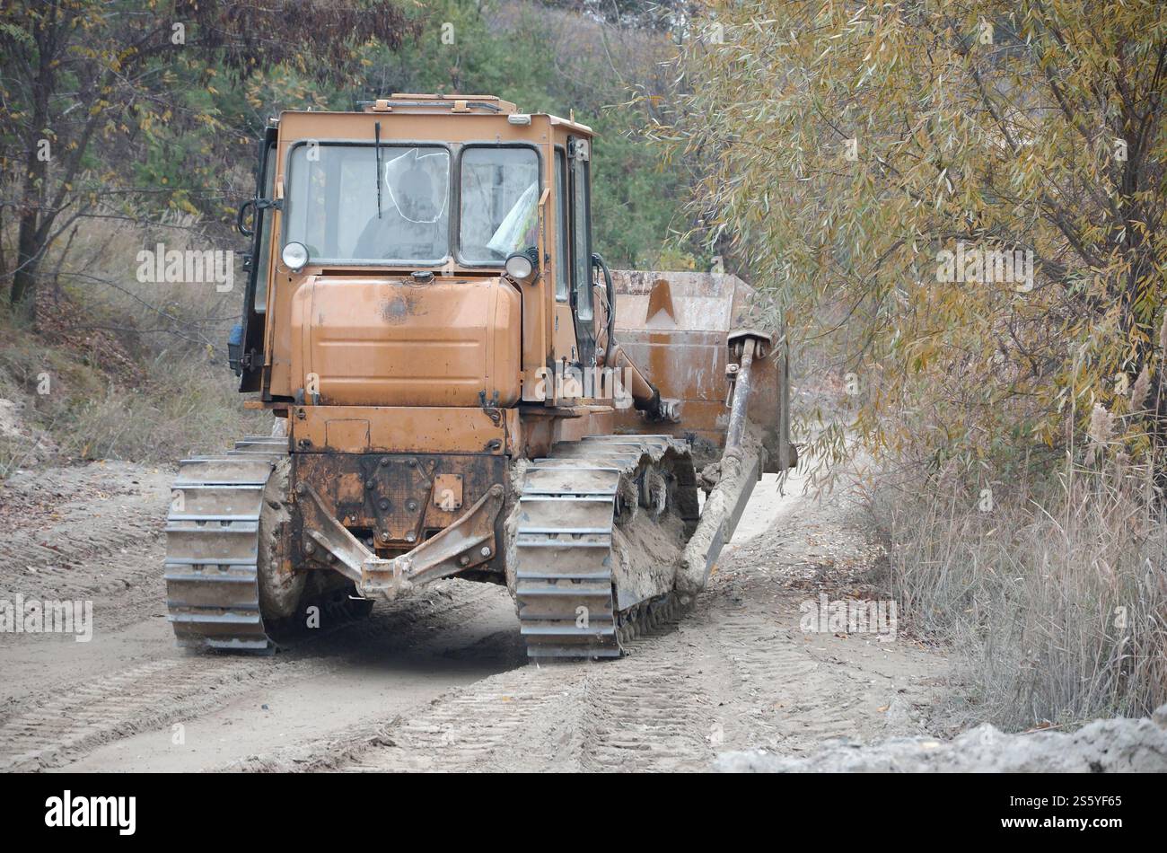 Aggregato da cava con macchinari per impieghi gravosi nel settore delle costruzioni. Escavatore pala Caterpillar con retroescavatore per la cava del cantiere. Foto Stock