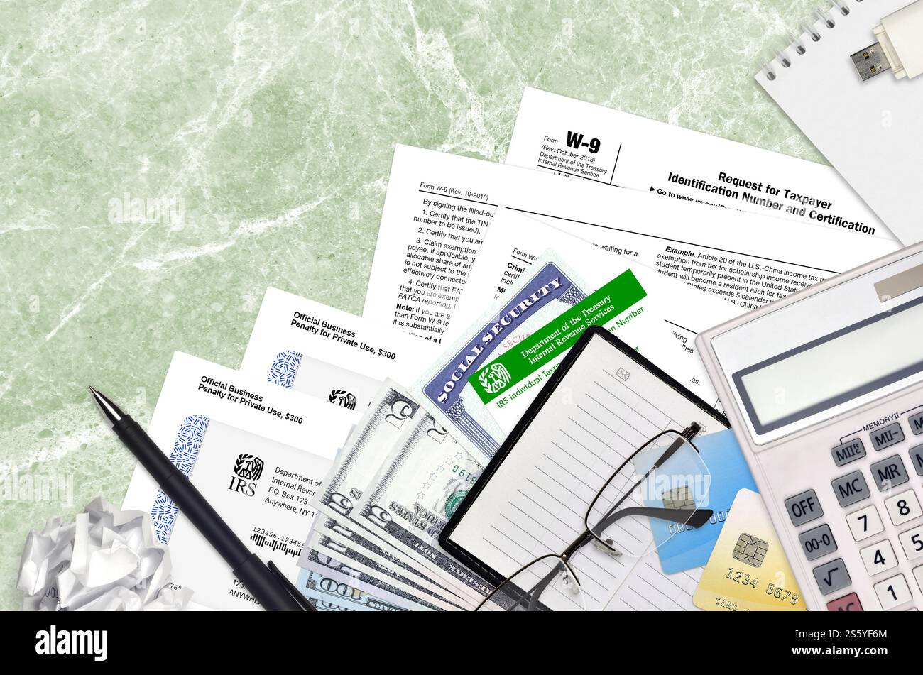 Modulo IRS W-9 richiesta di numero di identificazione contribuente e certificazione si trova su un tavolo da ufficio piatto e pronto per essere compilato. Entrate interne negli Stati Uniti Foto Stock