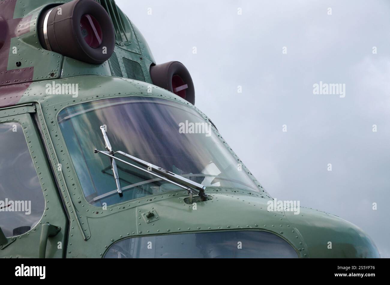Vista ravvicinata sul frammento della cabina dell'elicottero. Fusoliera mimetica e vetro antiproiettile. Primo piano frammento della cabina dell'elicottero. Mimetico Foto Stock