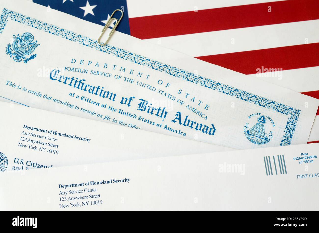 FS-545 la certificazione di nascita all'estero si trova sulla bandiera degli Stati Uniti con busta del Department of Homeland Security Close Up. FS-545 certificazione di Foto Stock