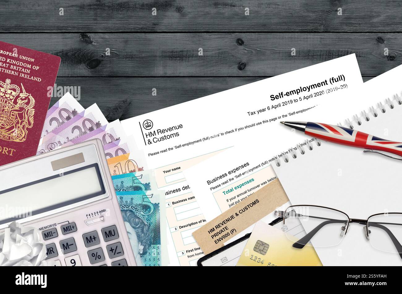 Modulo fiscale inglese sa103 lavoro autonomo da HM revenue and Customs si trova sul tavolo con gli articoli per ufficio. Documentazione HMRC e processo di pagamento delle tasse in United Foto Stock