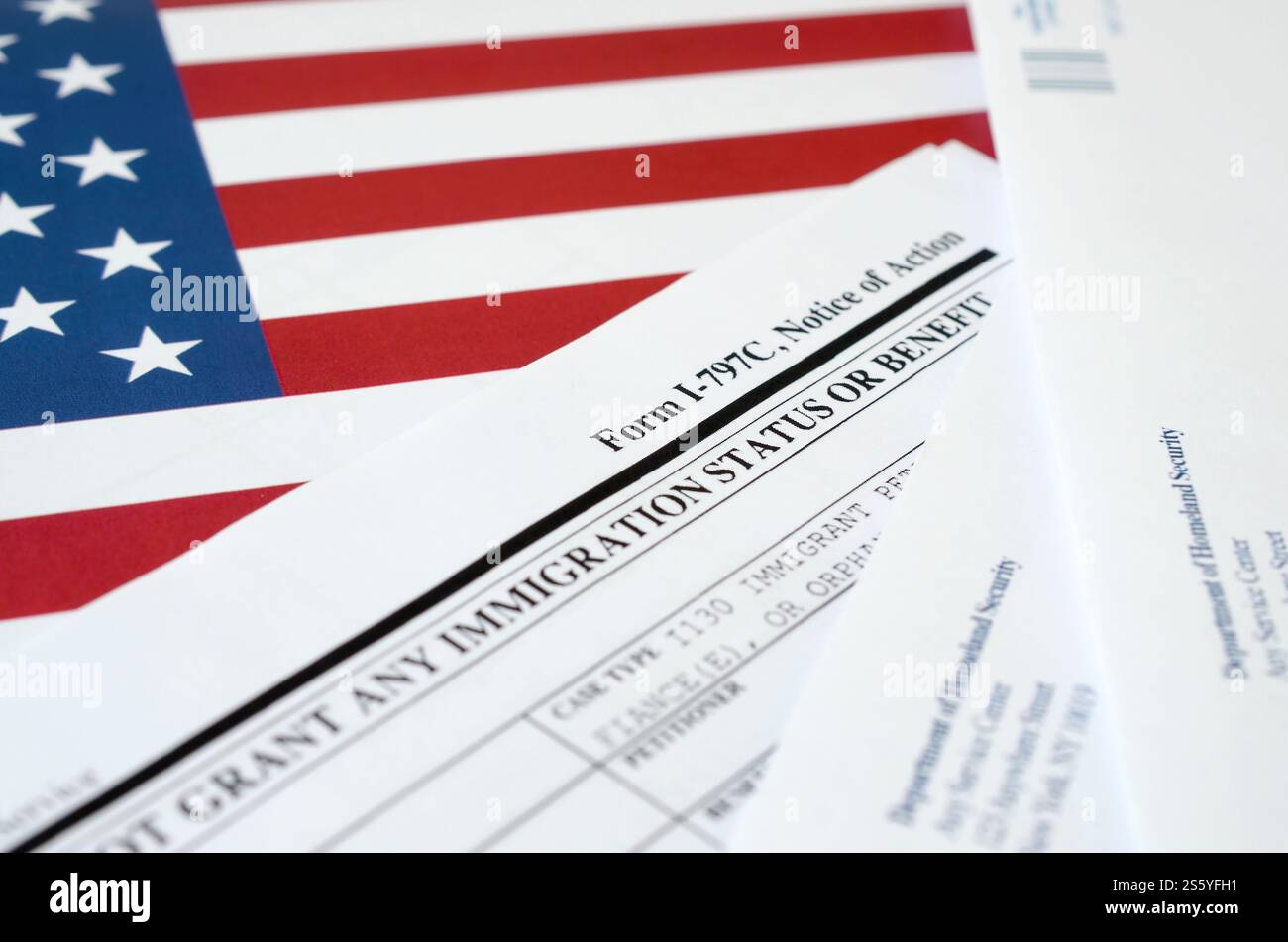 I-797c il modulo di notifica d'azione in bianco si trova sulla bandiera degli Stati Uniti con la busta del Department of Homeland Security Close Up. I-797c comunicazione di azione Foto Stock