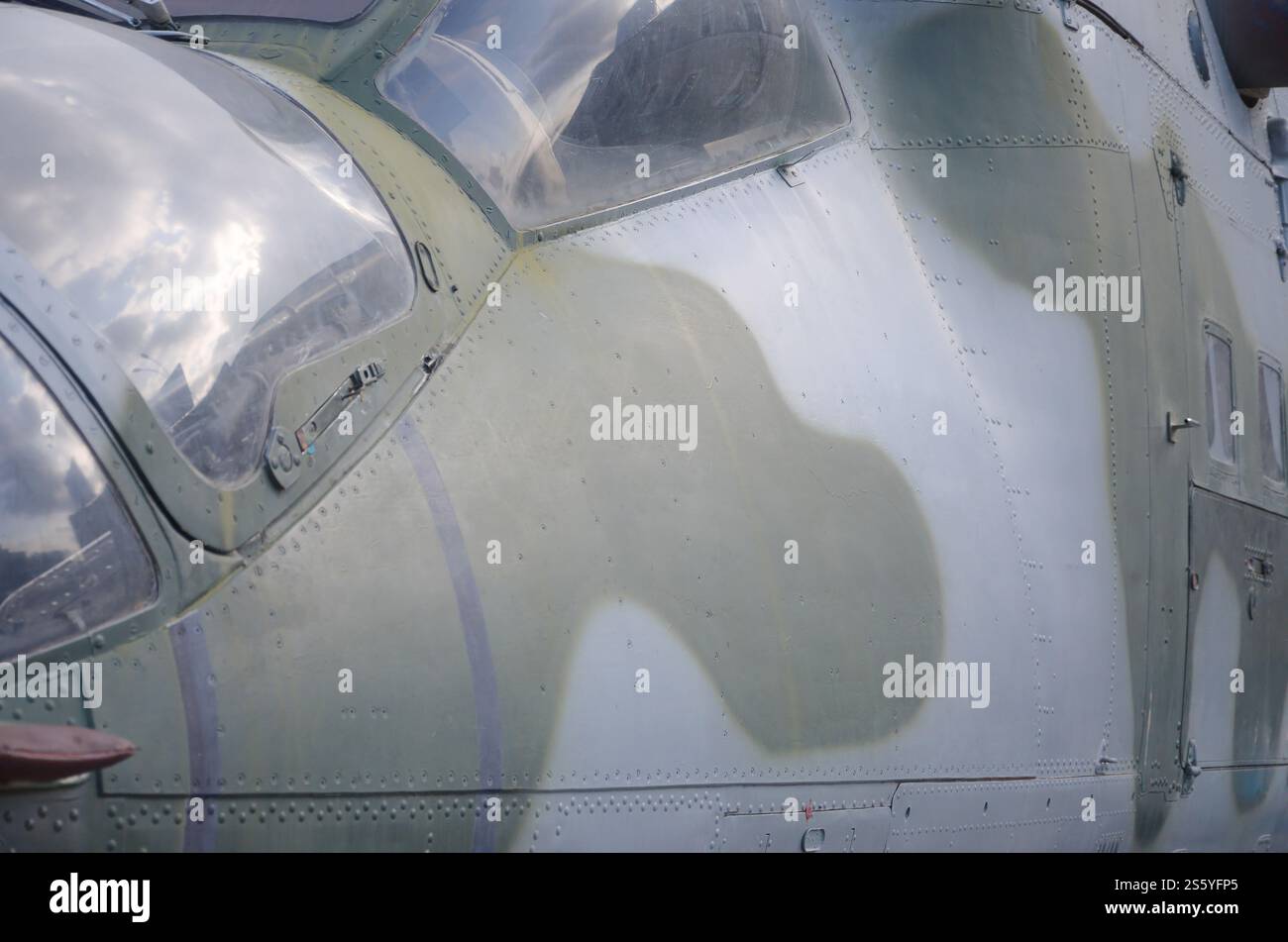 Vista ravvicinata sul frammento della cabina dell'elicottero. Fusoliera mimetica e vetro antiproiettile. Primo piano frammento della cabina dell'elicottero. Mimetico Foto Stock