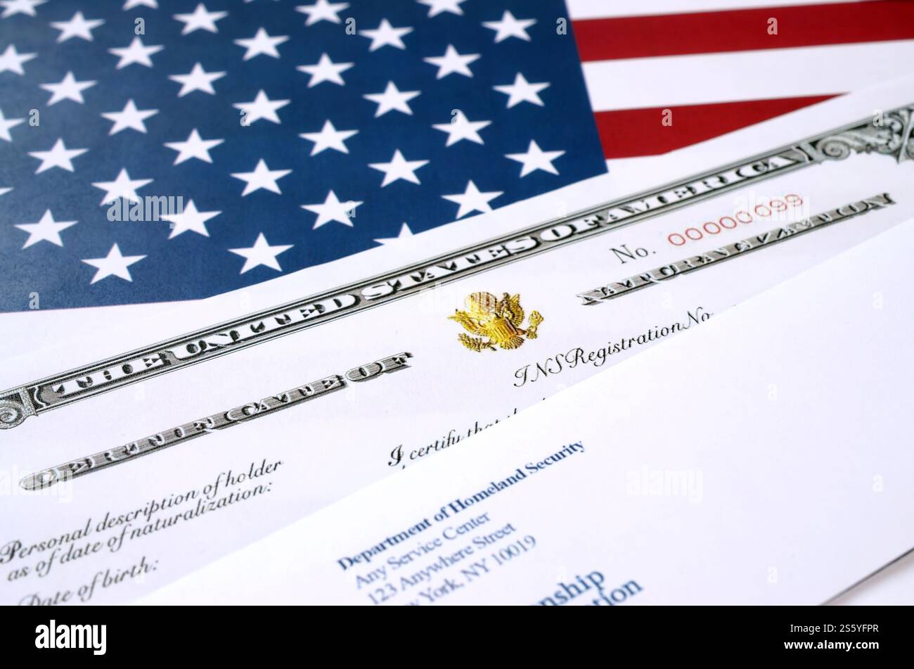 N-550 United States Naturalization Certificate of Citizenship and envelope from Department of Homeland Security on USA flag close up. N-550 United Foto Stock