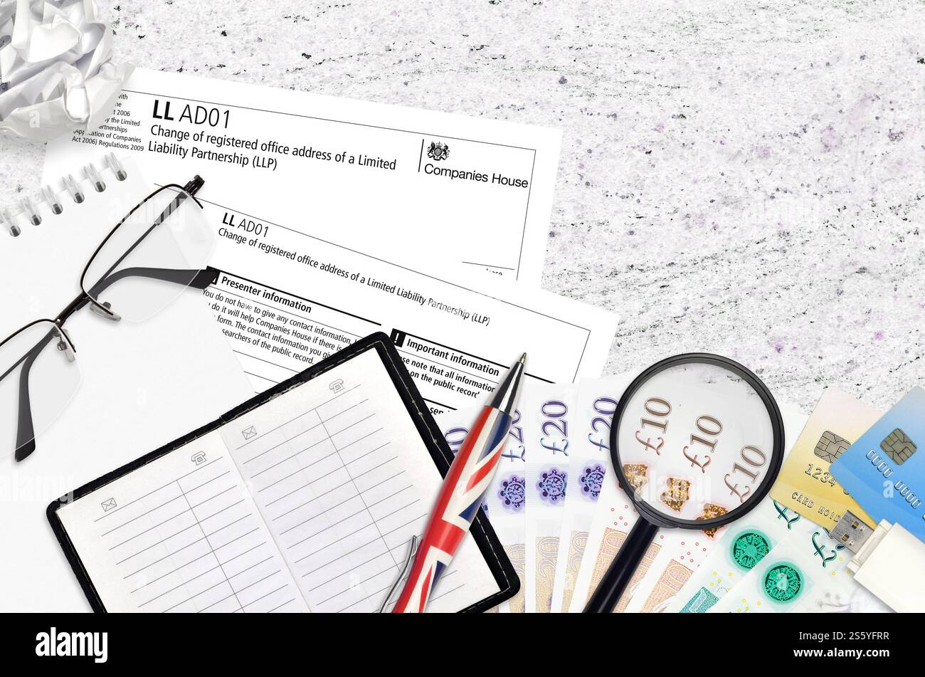 Modulo in inglese LLAD01 Modifica dell'indirizzo della sede legale di una società a responsabilità limitata LLP da parte delle società il servizio House si trova sul tavolo con l'ufficio Foto Stock