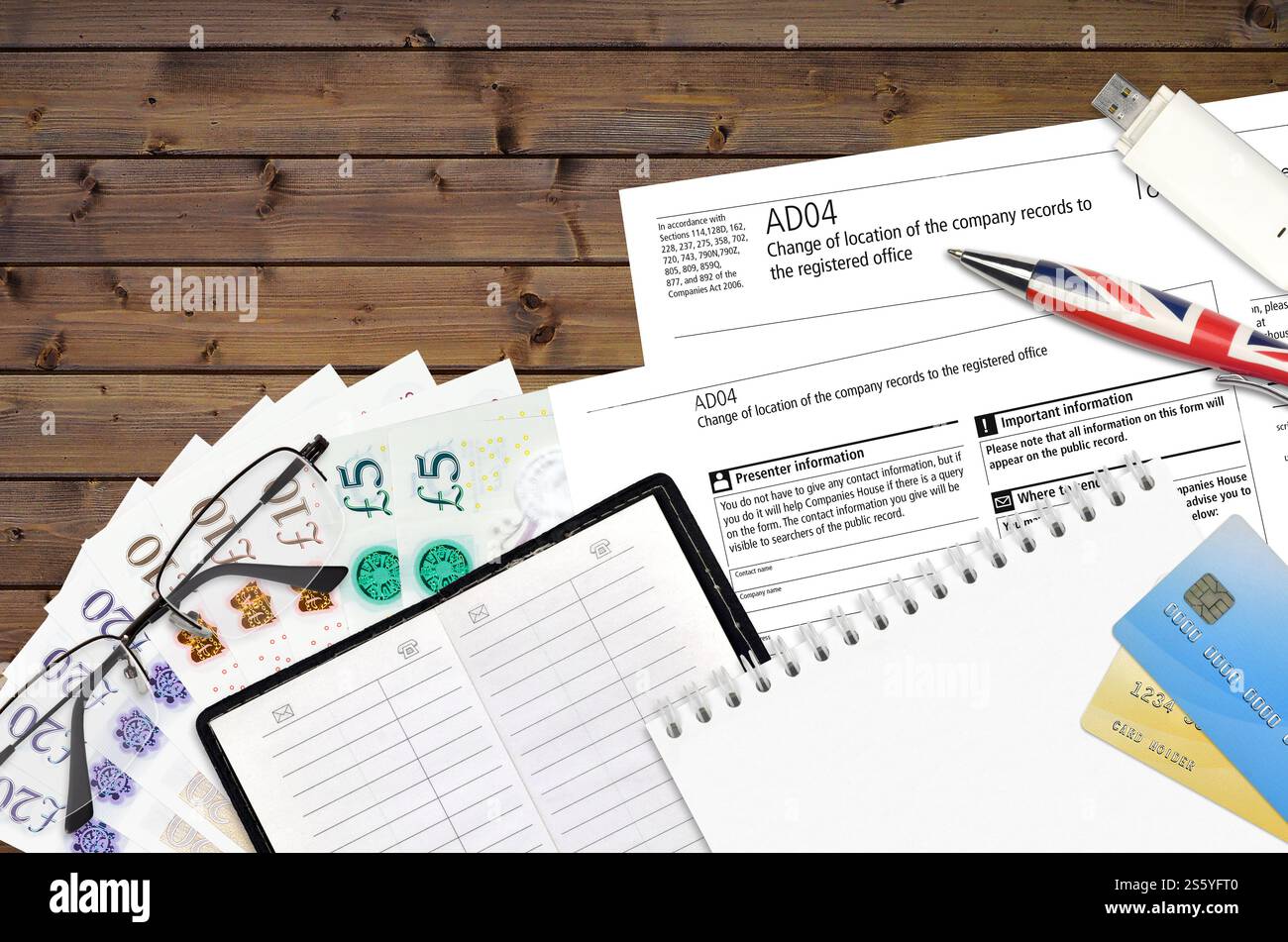 Modulo in inglese AD04 Modifica della posizione dei record aziendali alla sede legale da Aziende il servizio Casa si trova sulla tabella con gli articoli dell'ufficio. CH Foto Stock