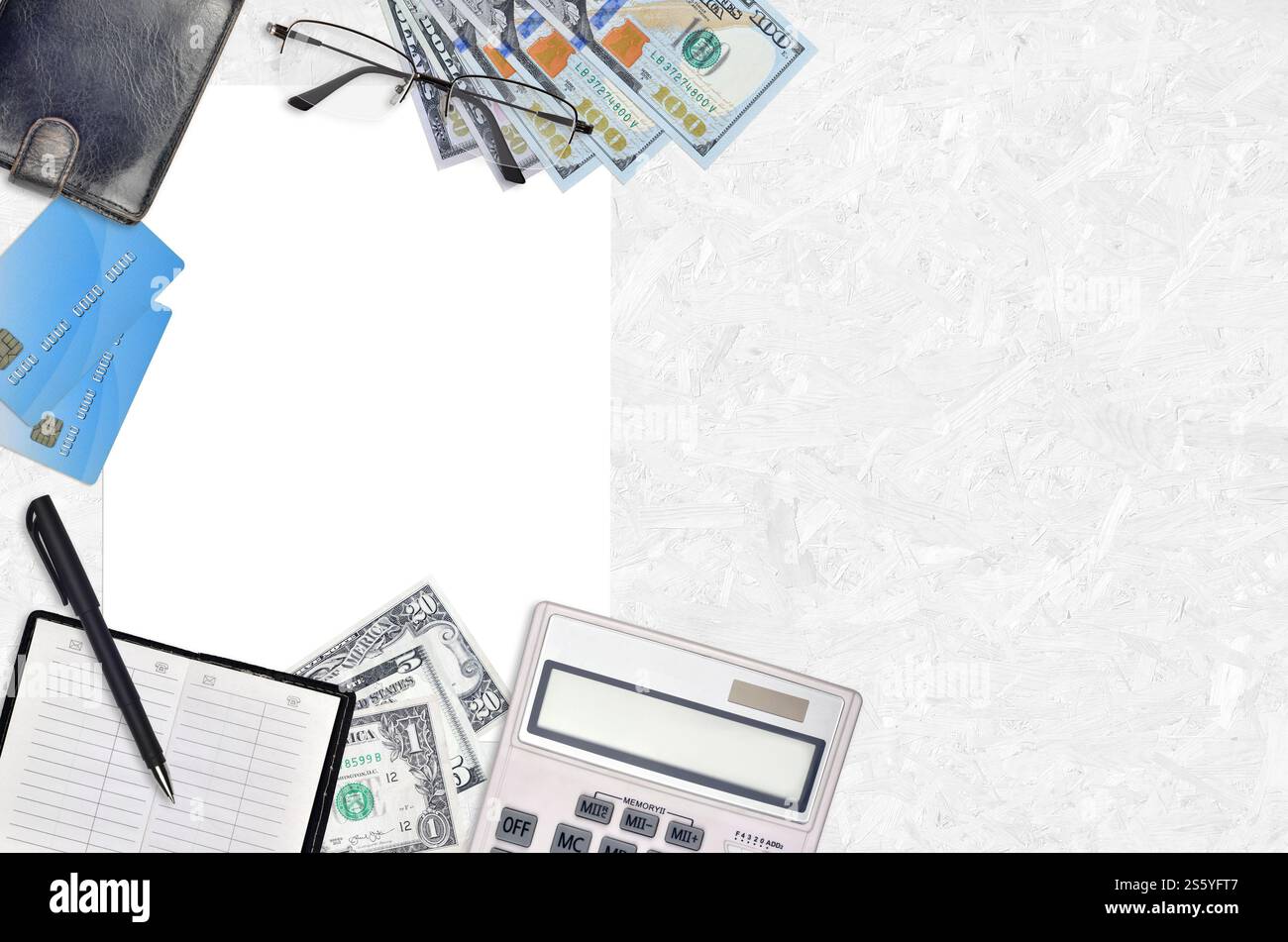 Composizione per la posa piatta dell'ufficio con calcolatrice, rubrica e altri oggetti da ufficio su sfondo di legno marrone con vista dall'alto. Documentazione contabile Foto Stock