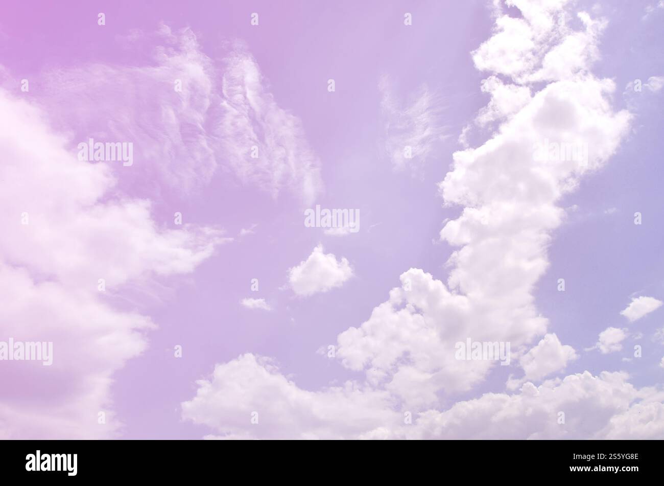Belle blue sky modello di sfondo con un po' di spazio per il testo di input messaggio sotto isolato su blu Foto Stock