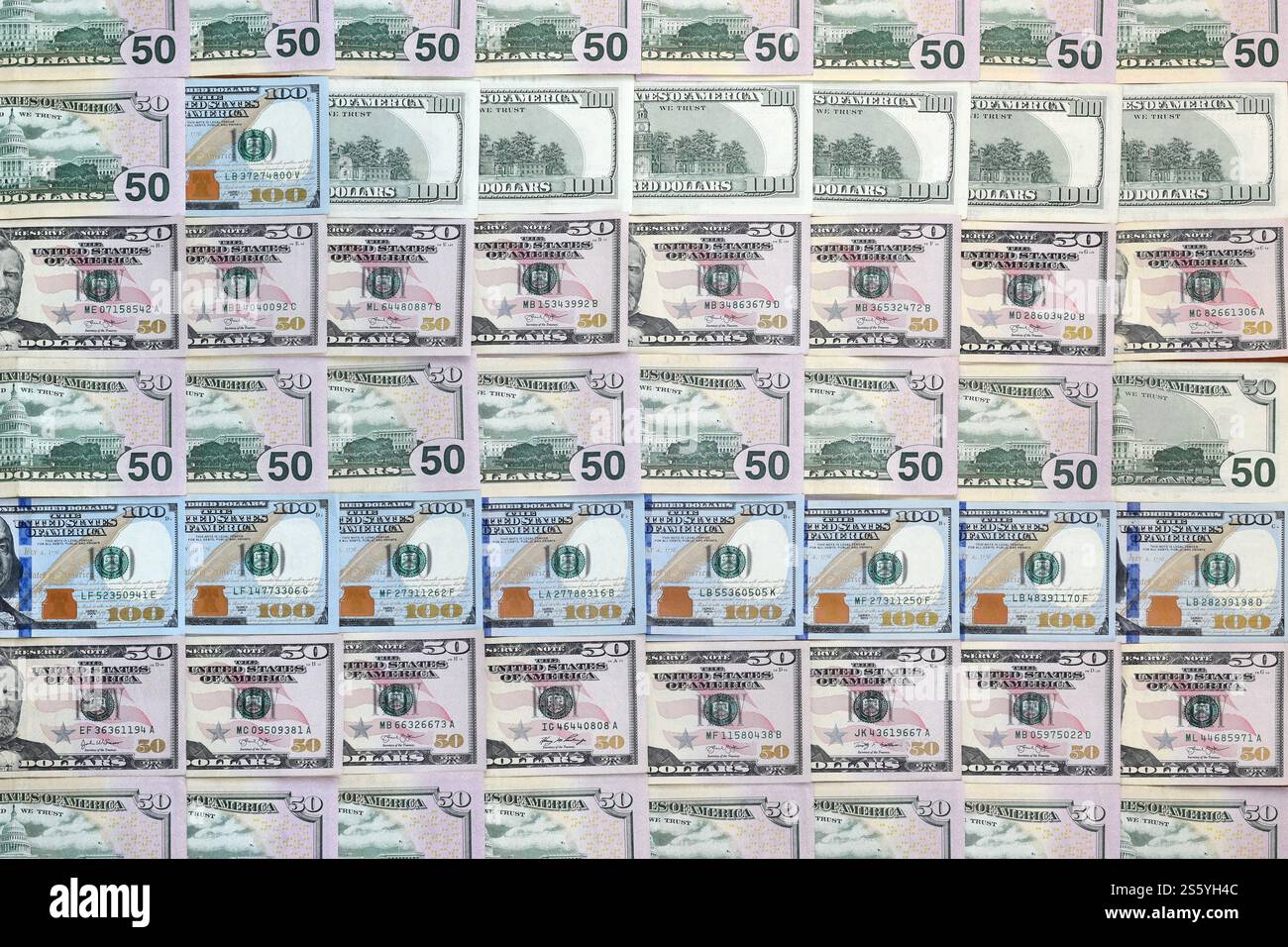 Molte banconote da centocinquanta dollari su una superficie di sfondo piatta da vicino. Vista dall'alto in posizione piatta. Concetto di successo astratto o di business. Molti uno Foto Stock