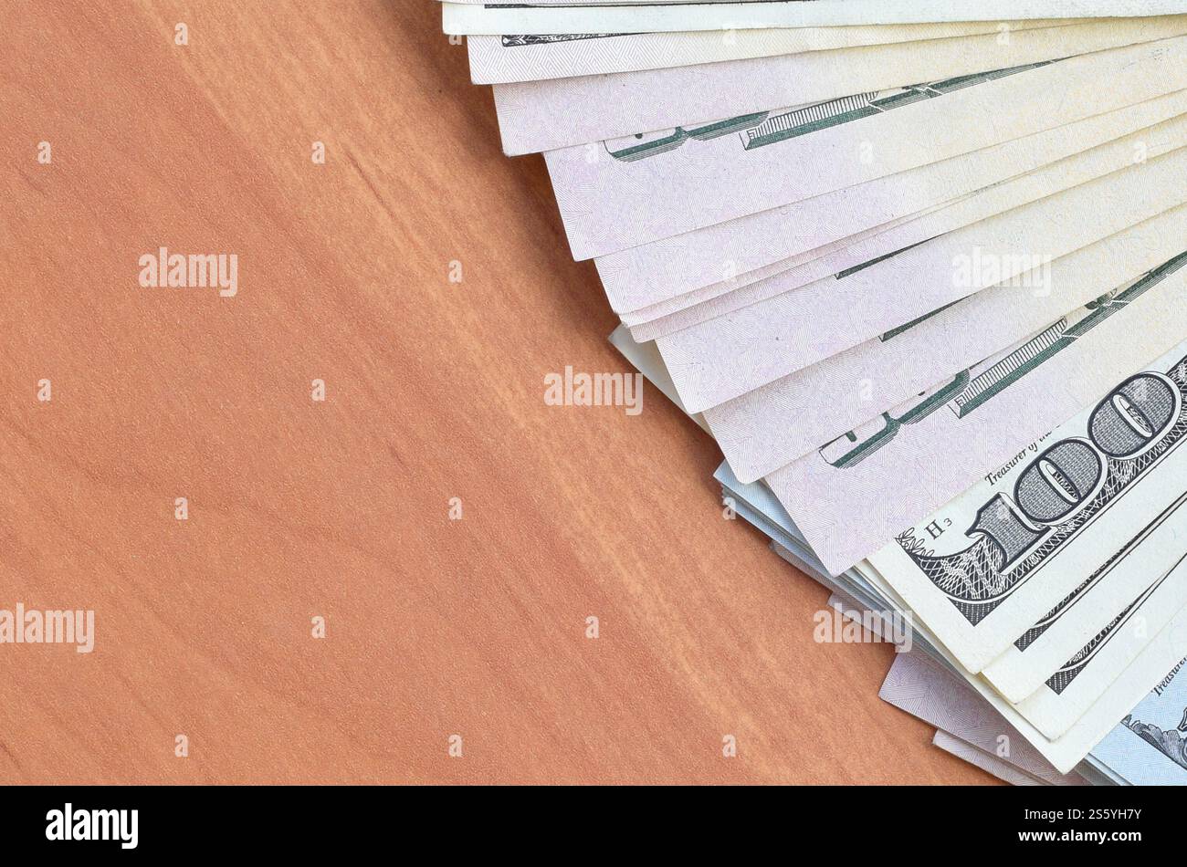 Fan di molte banconote da centocinquanta dollari su fondo in legno da vicino. Vista dall'alto in posizione piatta. Concetto di successo astratto o di business. Ventola di Foto Stock