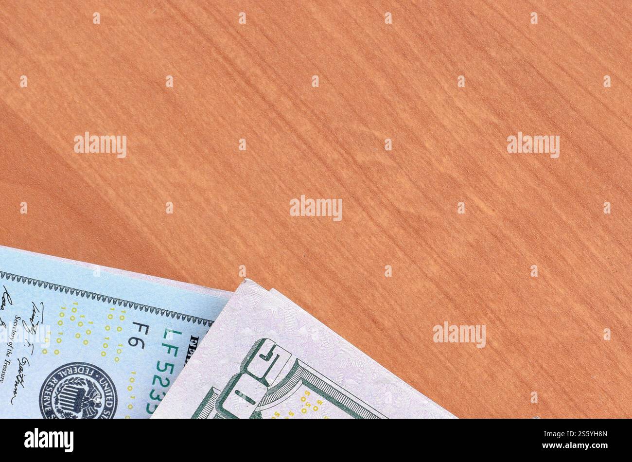 Pile di banconote da centocinquanta dollari su fondo in legno da vicino. Vista dall'alto in posizione piatta. Concetto di successo astratto o di business. Foto Stock