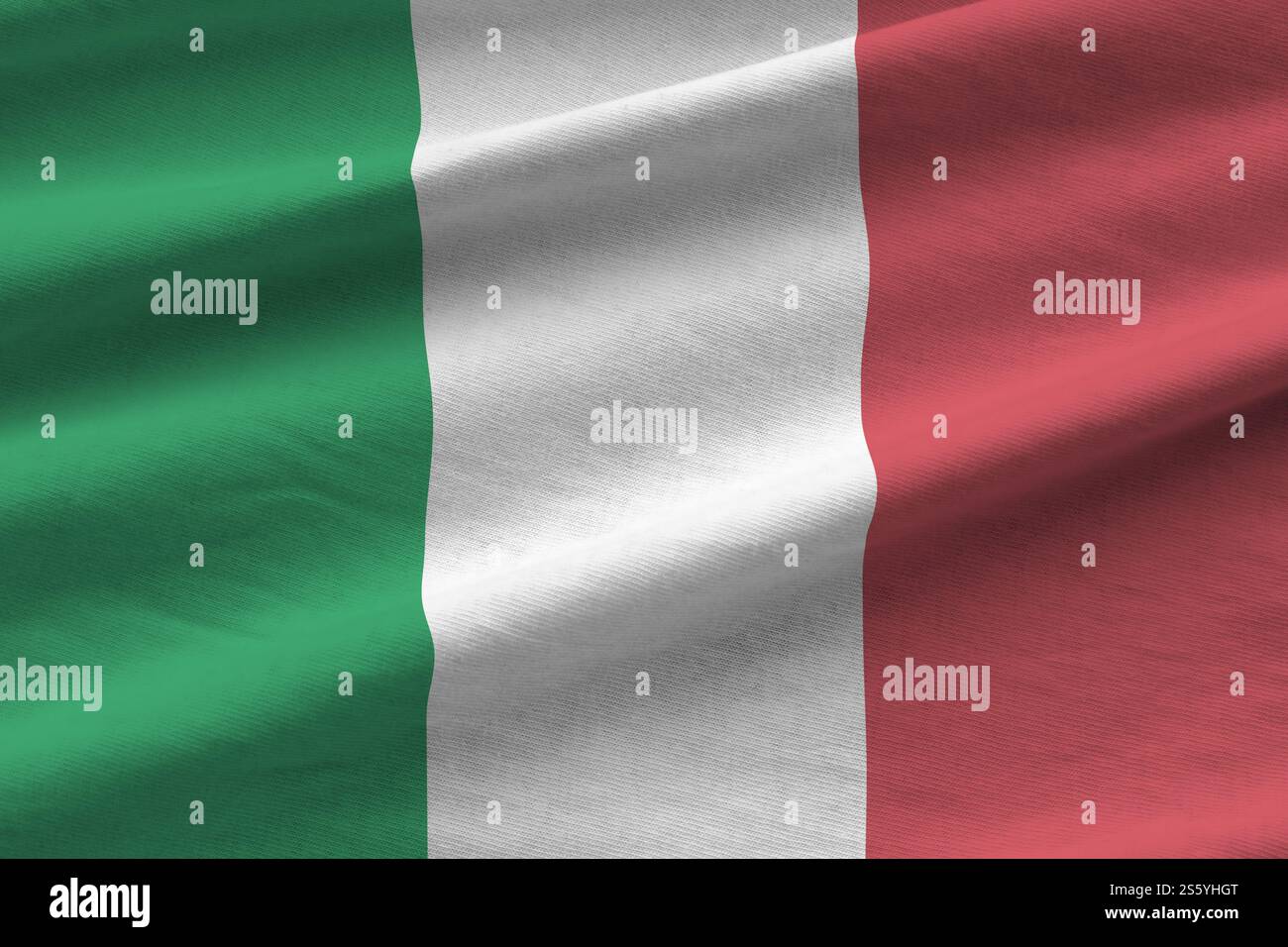 Bandiera italiana con grandi pieghe che sventolano da vicino sotto la luce studio interni. I simboli e i colori ufficiali in tessuto banner Foto Stock