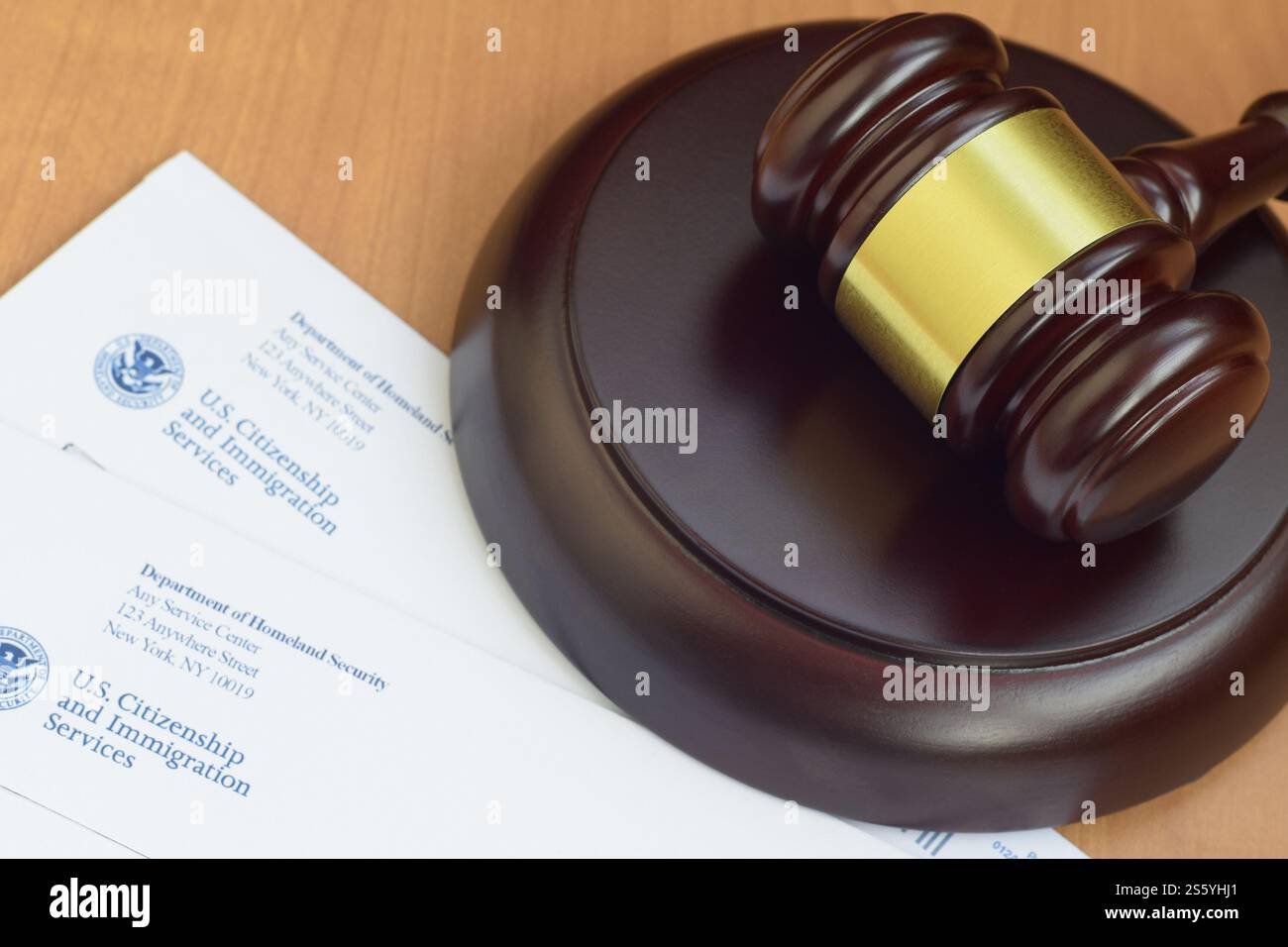 Mazzuolo di giustizia e buste del Department of Homeland Security, U.S. Citizenship and Immigration Services USCIS Close Up. Mazzuolo giustizia e.. Foto Stock