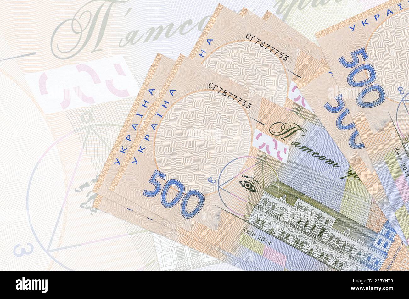 500 banconote ucraine in hryvnias si trovano in una pila sullo sfondo di una grande banconota semi-trasparente. Presentazione astratta della moneta nazionale. Affari Foto Stock