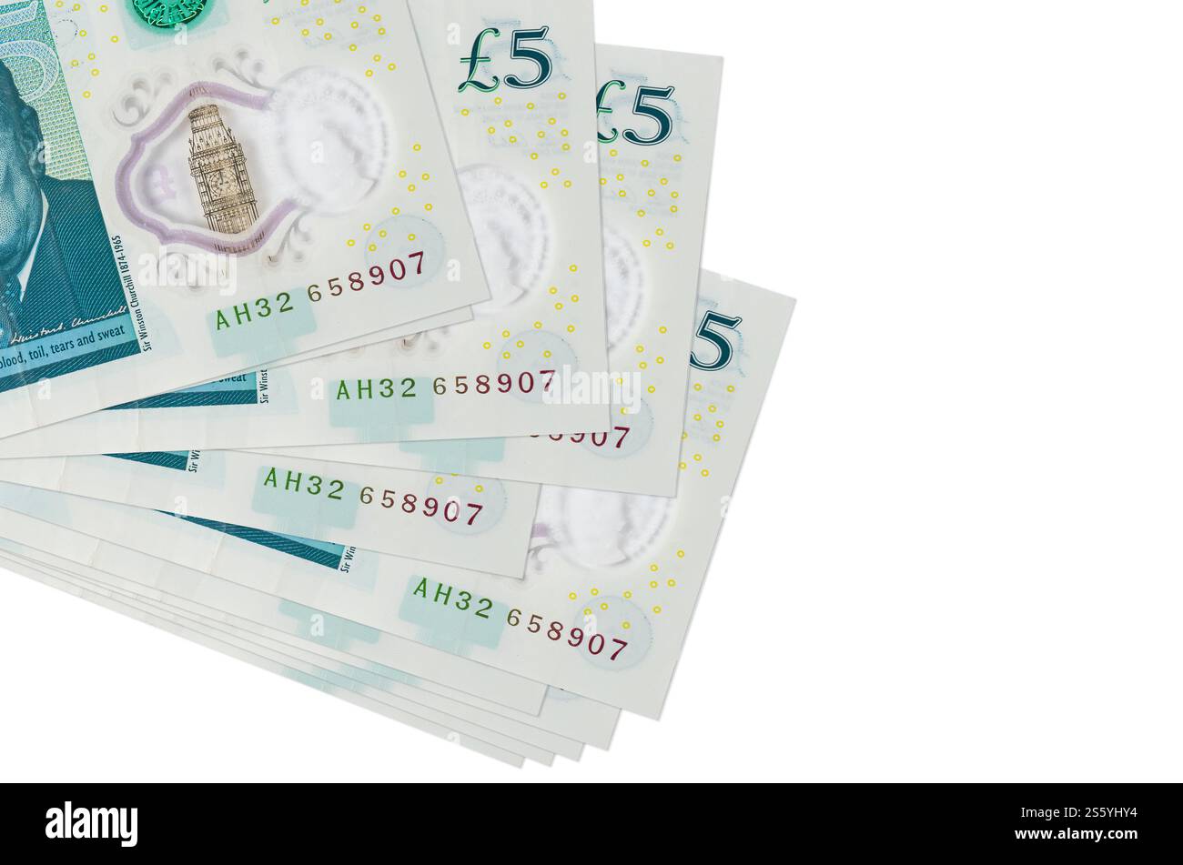 Le banconote da 5 sterline britanniche si trovano in un piccolo mazzo o in una confezione isolata sul bianco. Mockup con spazio di copia. Concetto di business e cambio valuta. 5 inglesi Foto Stock