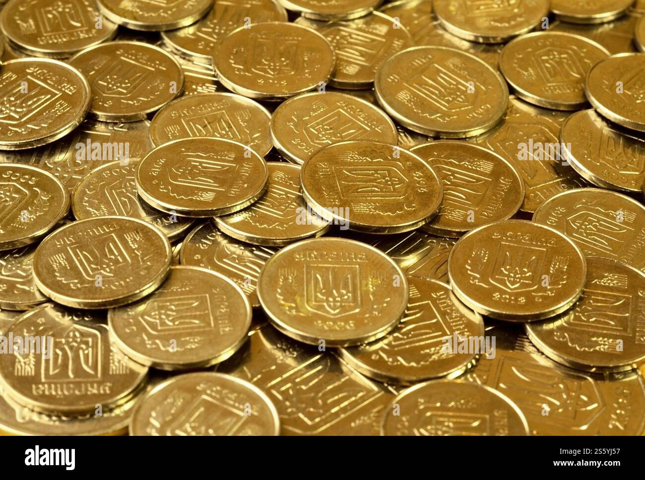 Una grande pila di monete da una banca Ucraina. Monete di tipo ucraino: Kopeck. Concetto per affari bancari, tasse, debito, prezzi e altri aspetti finanziari Foto Stock