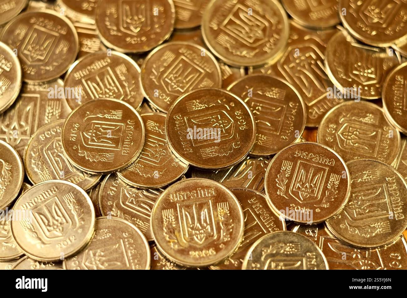 Una grande pila di monete da una banca Ucraina. Monete di tipo ucraino: Kopeck. Concetto per affari bancari, tasse, debito, prezzi e altri aspetti finanziari Foto Stock