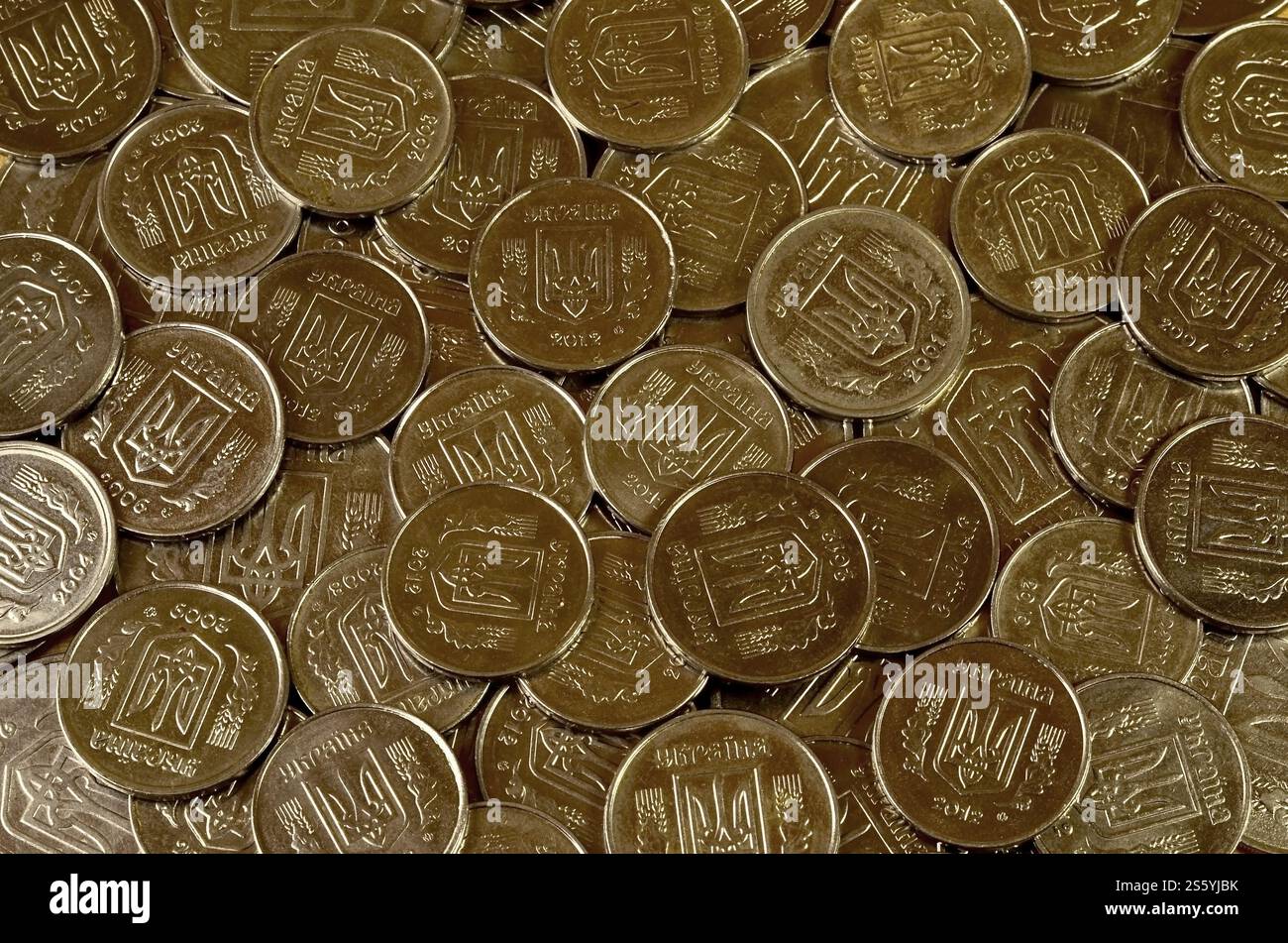 Una grande pila di monete da una banca Ucraina. Monete di tipo ucraino: Kopeck. Concetto per affari bancari, tasse, debito, prezzi e altri aspetti finanziari Foto Stock