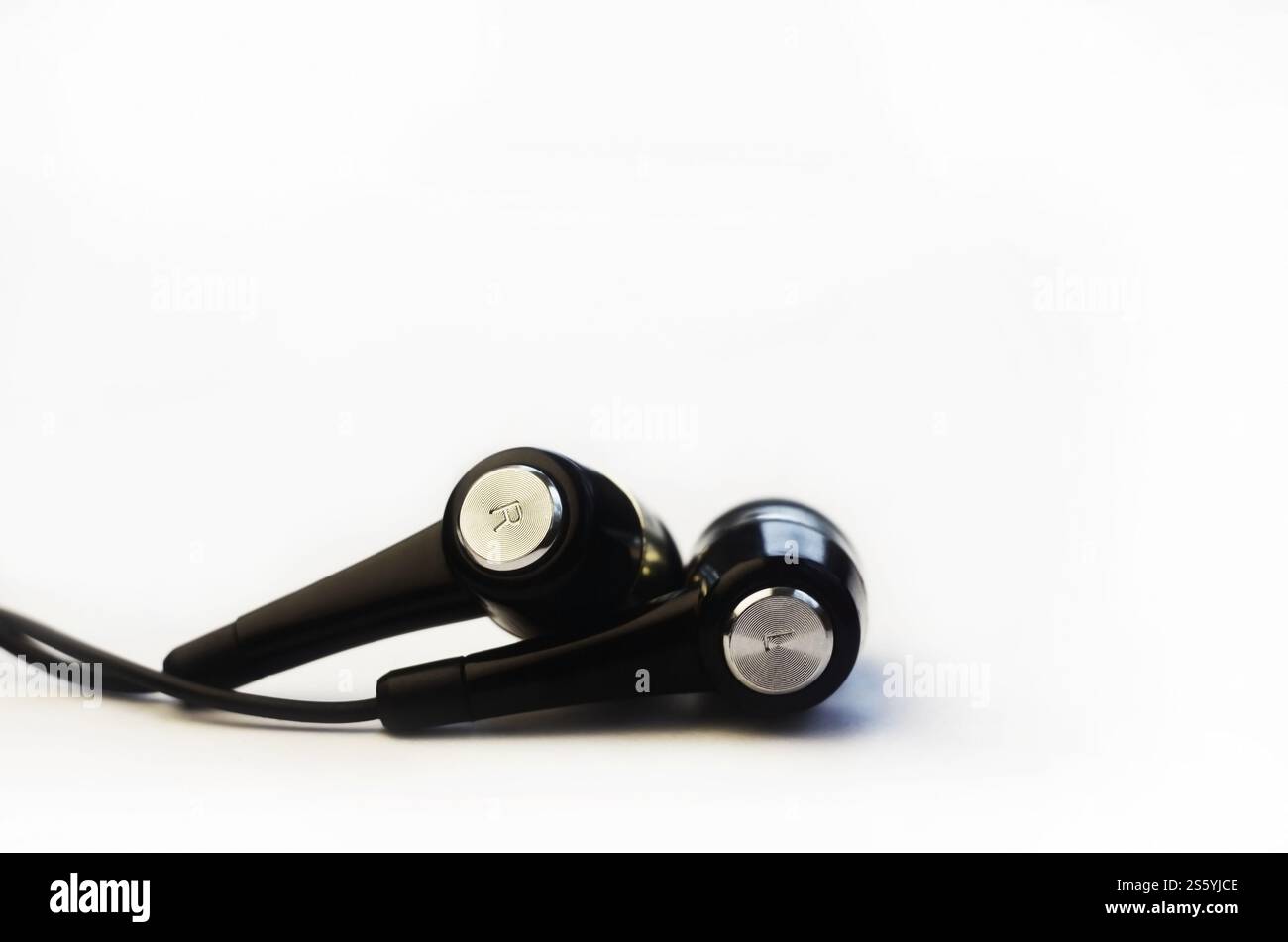 Cuffie di piccole dimensioni isolata su uno sfondo bianco. Ascolto di musica concept Foto Stock