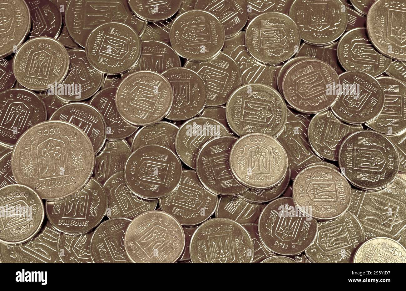 Una grande pila di monete da una banca Ucraina. Monete di tipo ucraino: Kopeck. Concetto per affari bancari, tasse, debito, prezzi e altri aspetti finanziari Foto Stock