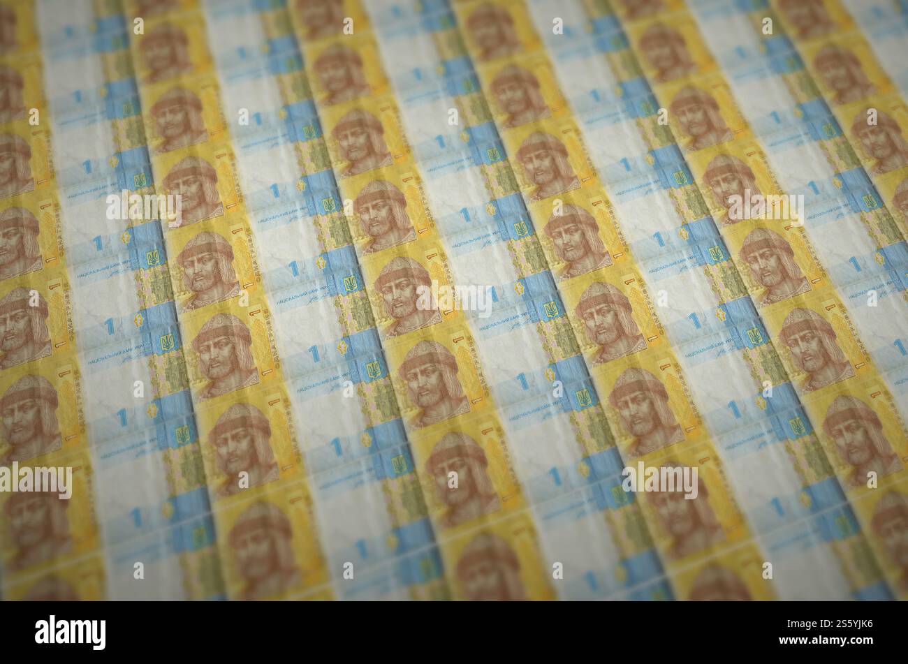 1 banconote ucraine di grivna stampate in un trasportatore di produzione di denaro illegale. Collage di molte banconote false. Concetto di lavoro di massa dei contraffattori. 1 ucraino Foto Stock