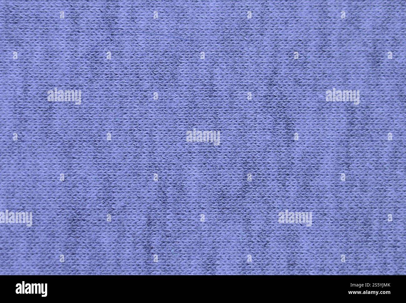 Heather tessuto a maglia realizzato in filato sintetico. Close-up tessitura stoffa con delicato motivo rigato. Foto Stock