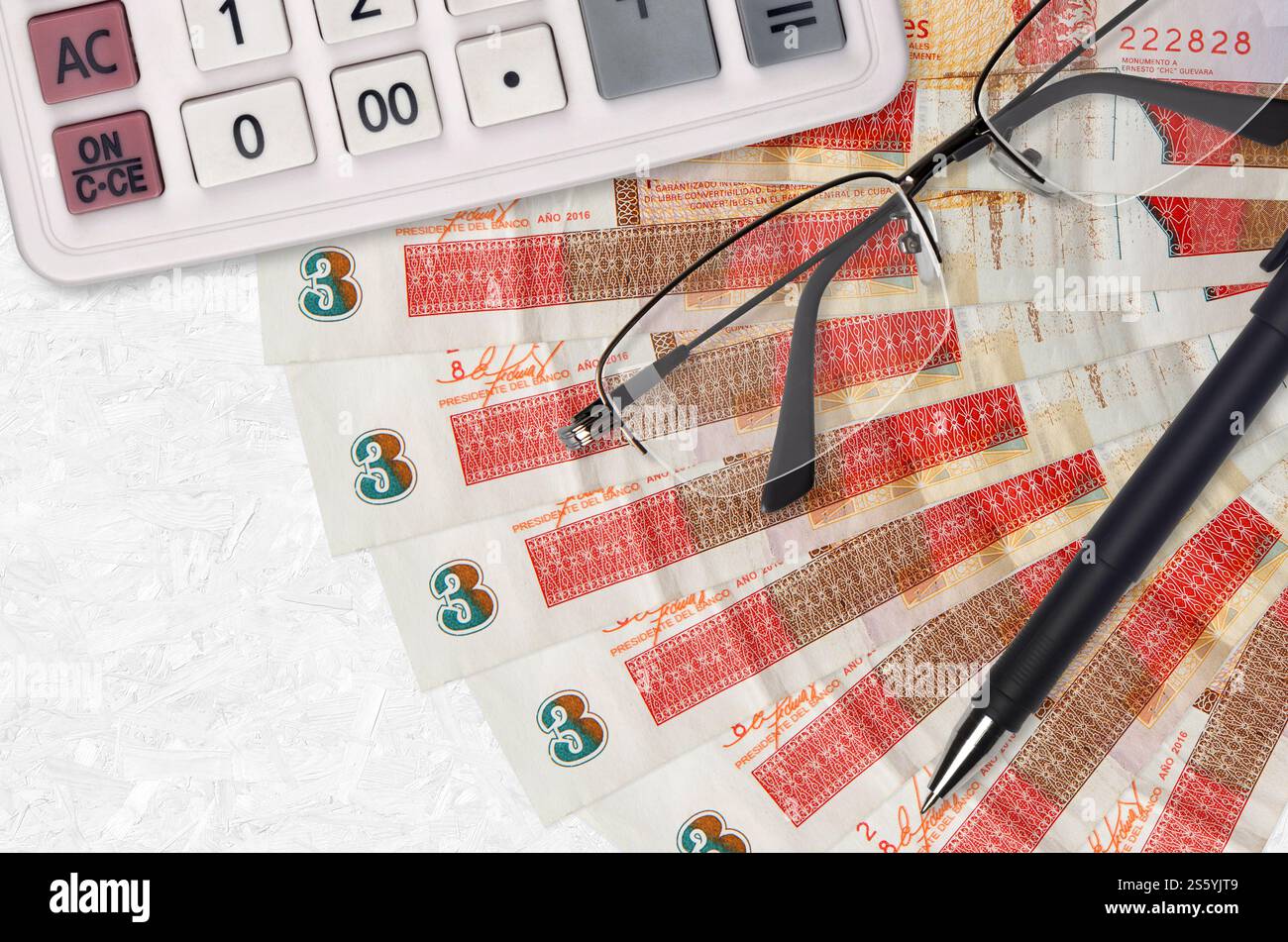 3 pesos cubani convertibili, ventilatore e calcolatrice con occhiali e penna. Concetto di stagione del prestito aziendale o del pagamento delle imposte. Pianificazione finanziaria. 3 cubano Foto Stock