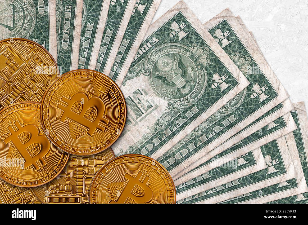 Banconote da 1 dollaro USA e bitcoin dorati. Concetto di investimento in criptovaluta. Transazioni di mining o trading di criptovalute. Banconote da 1 dollaro e oro Foto Stock