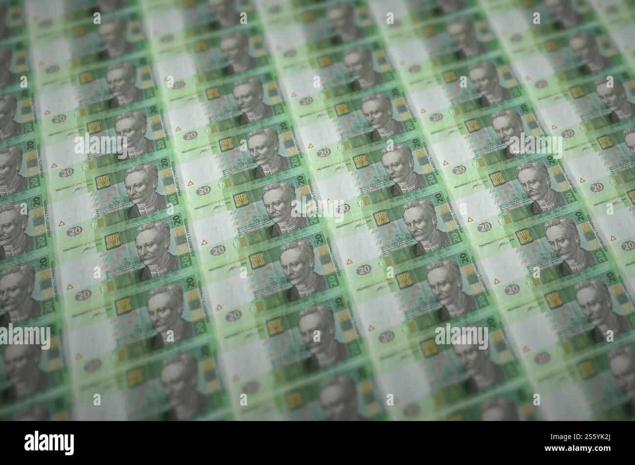 20 banconote ucraine di hryvnias stampate in un trasportatore di produzione di denaro illegale. Collage di molte banconote false. Concetto di lavoro di massa dei contraffattori. 20 Foto Stock