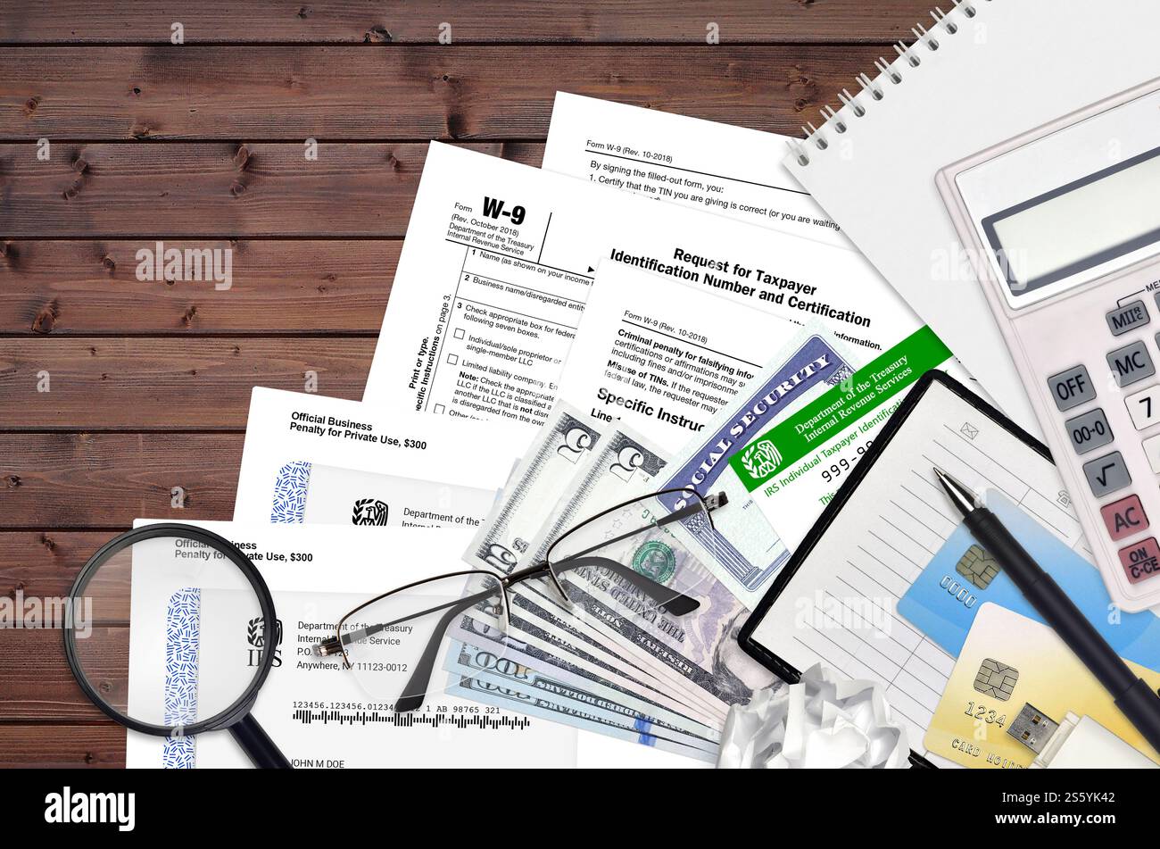 Modulo IRS W-9 richiesta di numero di identificazione contribuente e certificazione si trova su un tavolo da ufficio piatto e pronto per essere compilato. Entrate interne negli Stati Uniti Foto Stock