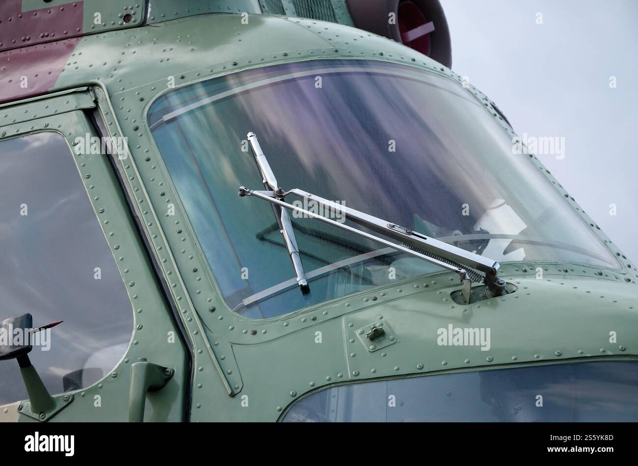 Vista ravvicinata sul frammento della cabina dell'elicottero. Fusoliera mimetica e vetro antiproiettile. Primo piano frammento della cabina dell'elicottero. Mimetico Foto Stock