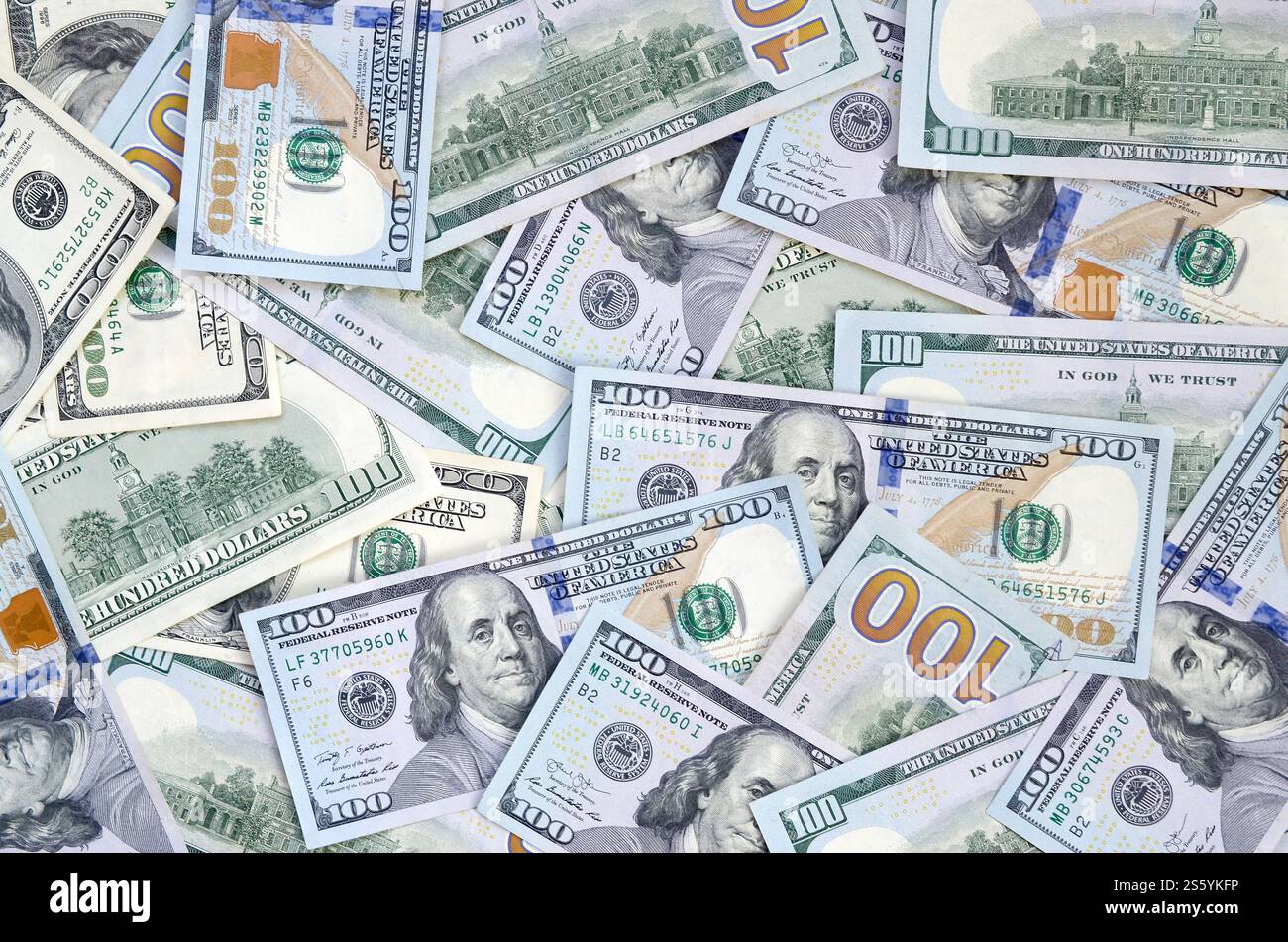 Vista dall'alto dello sfondo di banconote da cento dollari. Concetto di valuta statunitense e vita ricca. Consistenza di banconote in dollari americani. Vista dall'alto di uno Foto Stock