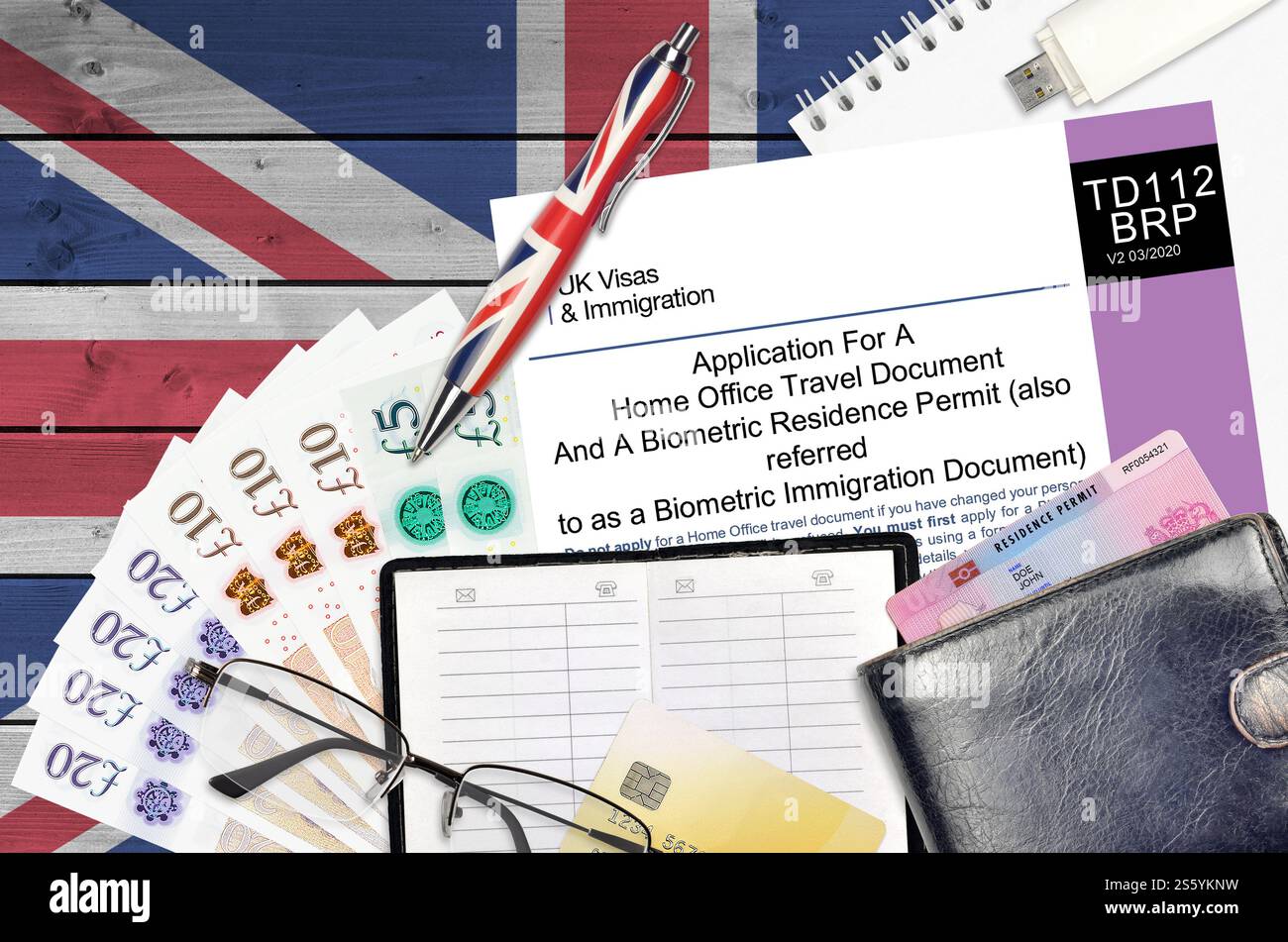 Modulo in inglese TD112 domanda di un documento di viaggio per l'ufficio di casa e di un permesso di soggiorno biometrico o di un documento biometrico di immigrazione da visti del Regno Unito e. Foto Stock