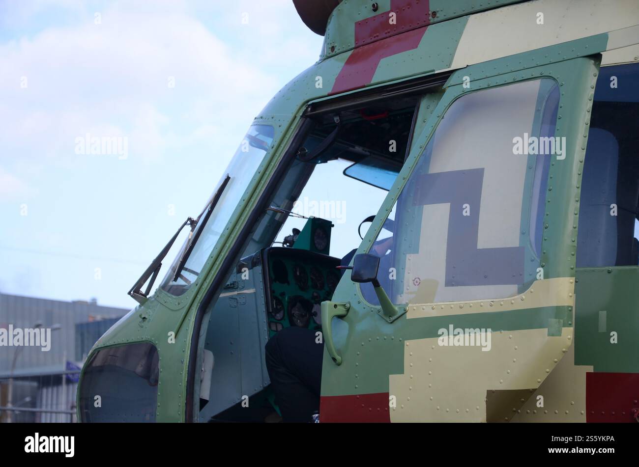 Vista ravvicinata sul frammento della cabina dell'elicottero. Fusoliera mimetica e vetro antiproiettile. Primo piano frammento della cabina dell'elicottero. Mimetico Foto Stock