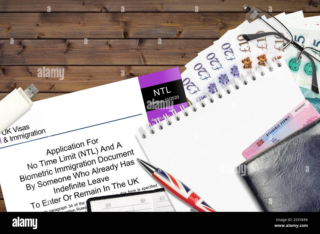 Modulo inglese NTL domanda per nessun limite di tempo e un documento di immigrazione biometrico di qualcuno che ha un permesso indefinito per entrare nel Regno Unito. Inglese Foto Stock