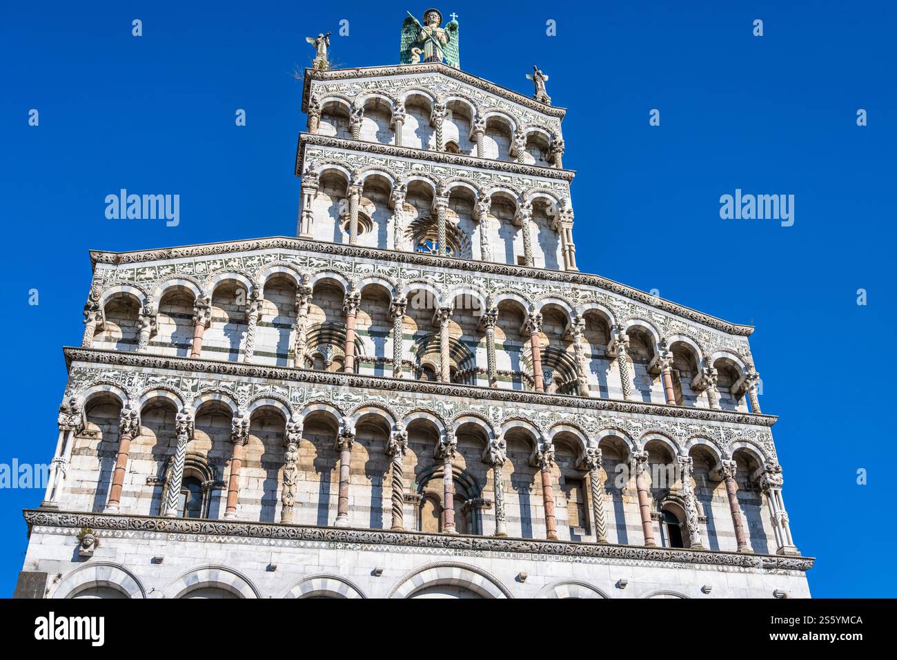 Facciata intricata intagliata della Chiesa di San Michele in foro in Piazza San Michele a Lucca, provincia di Lucca, Toscana, Italia Foto Stock