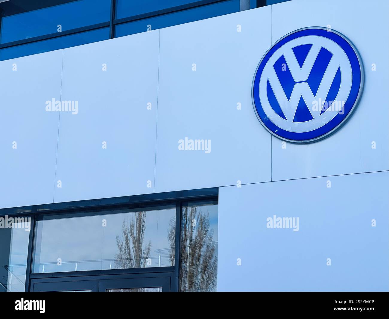 Kiev, Ucraina - 14 gennaio 2025: Una facciata moderna con un logo Volkswagen blu e bianco ben visibile sul muro. Foto Stock