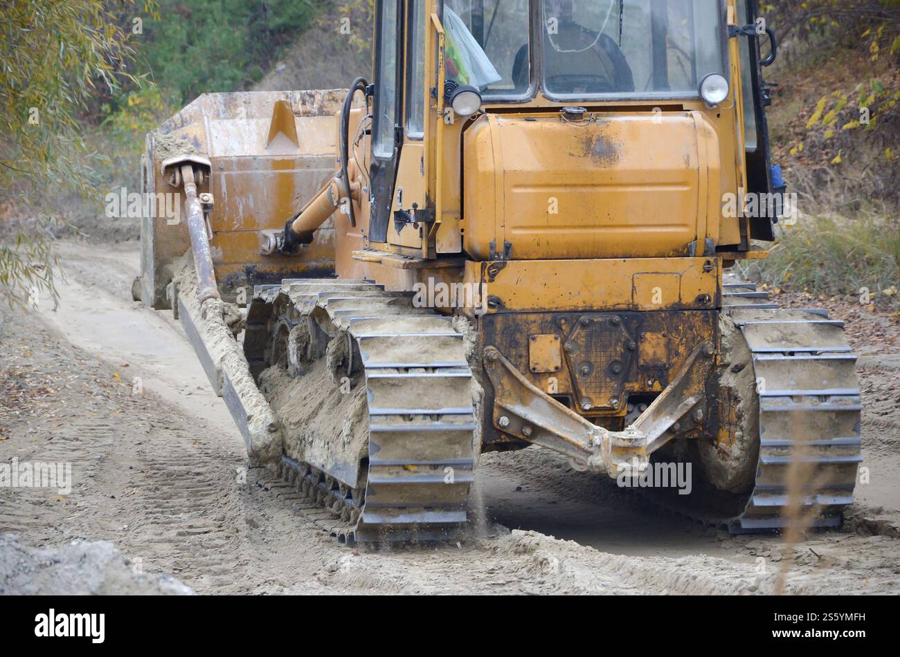 Aggregato da cava con macchinari per impieghi gravosi nel settore delle costruzioni. Escavatore pala Caterpillar con retroescavatore per la cava del cantiere. Foto Stock