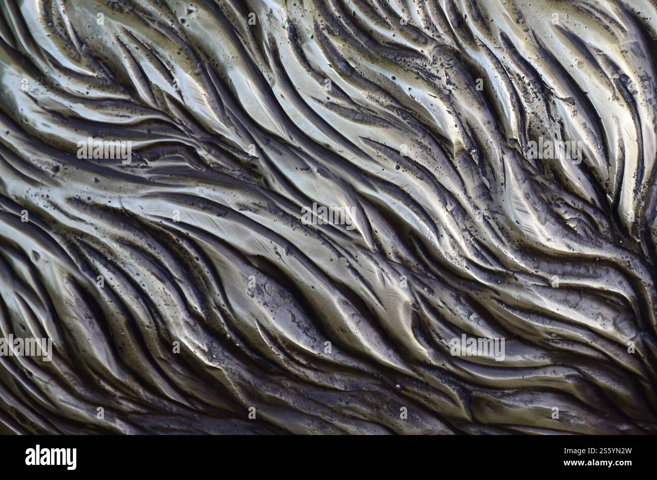 Elemento di recinzione esterna decorativa architettonica. Design vintage metallizzato con cancello in ferro battuto. Dettagli e ornamenti decorativi in bassorilievo Foto Stock