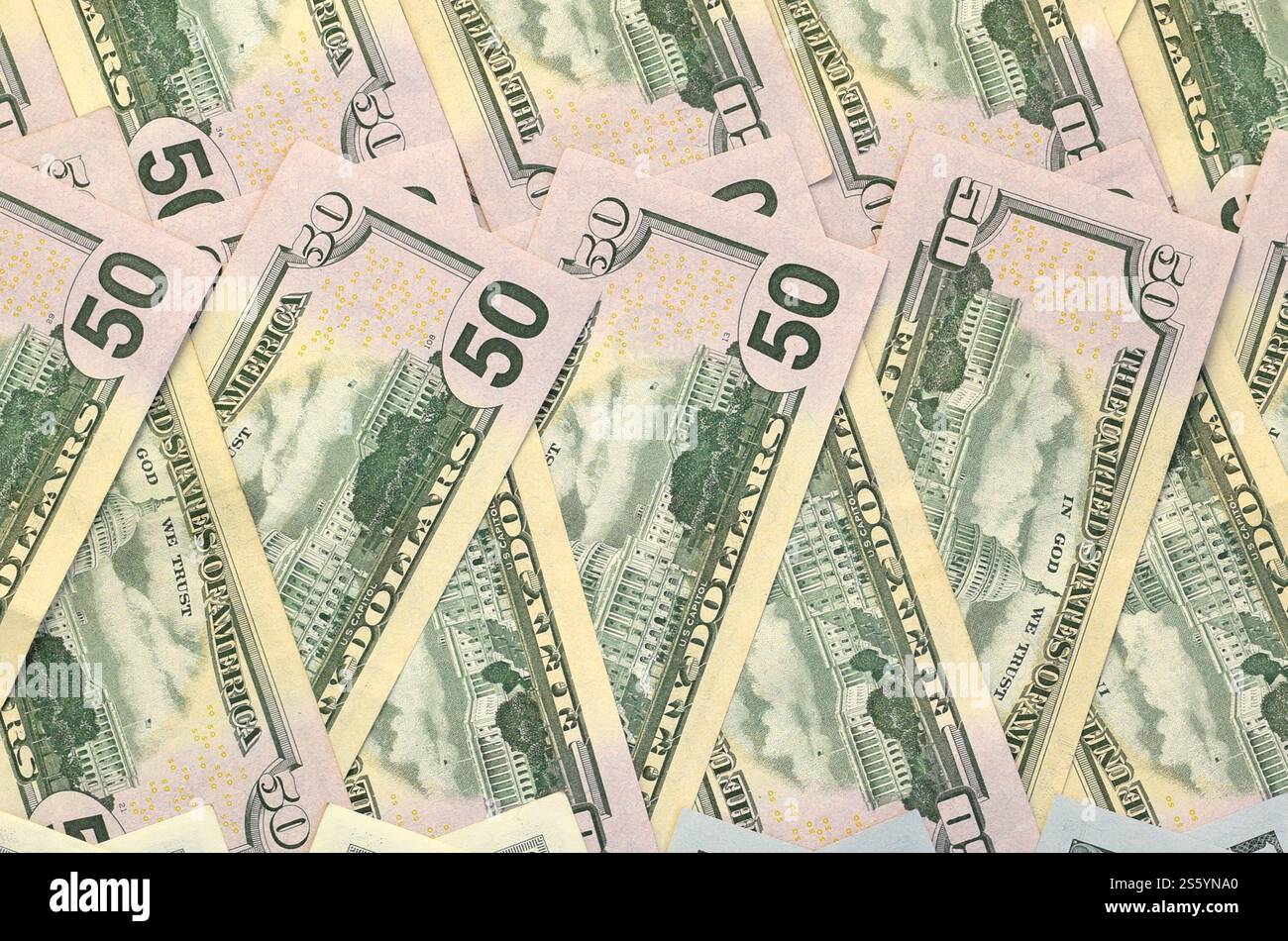 Molte banconote da centocinquanta dollari su una superficie di sfondo piatta da vicino. Vista dall'alto in posizione piatta. Concetto di successo astratto o di business. Molti uno Foto Stock