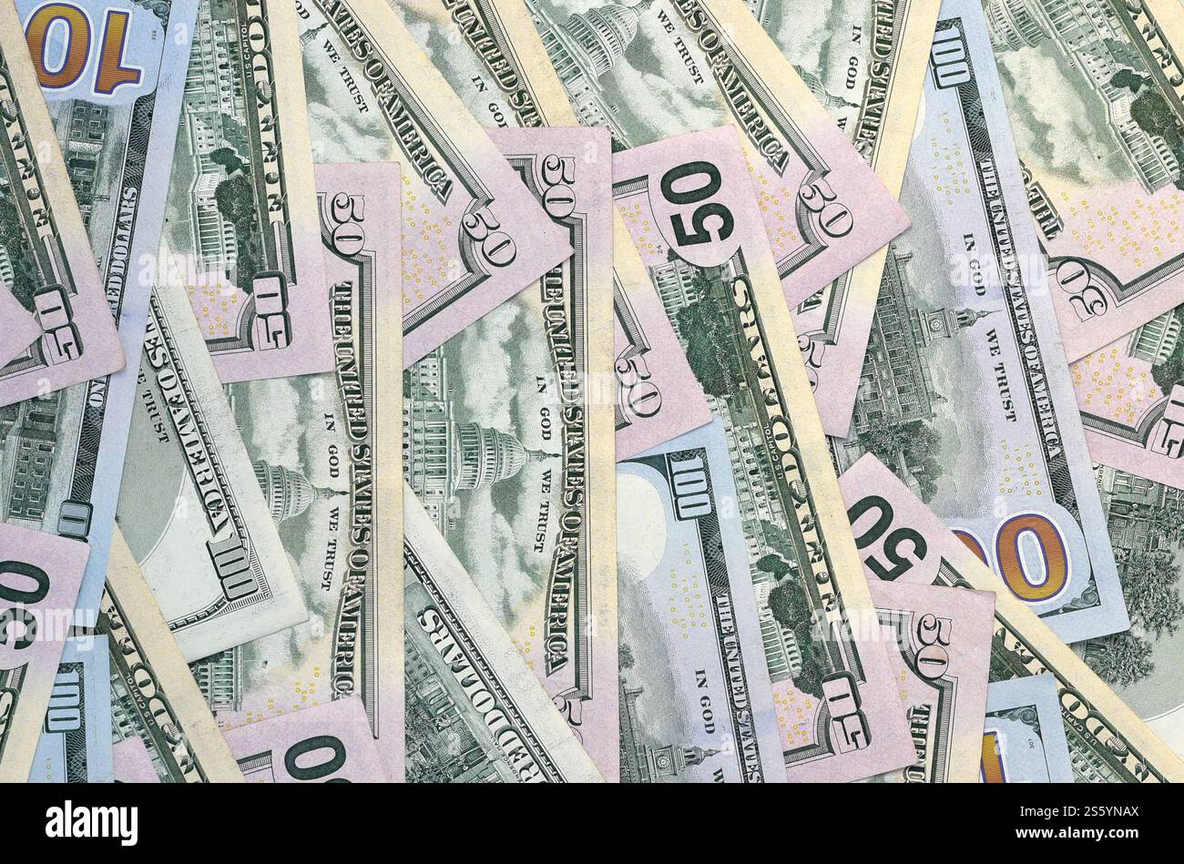 Molte banconote da centocinquanta dollari su una superficie di sfondo piatta da vicino. Vista dall'alto in posizione piatta. Concetto di successo astratto o di business. Molti uno Foto Stock