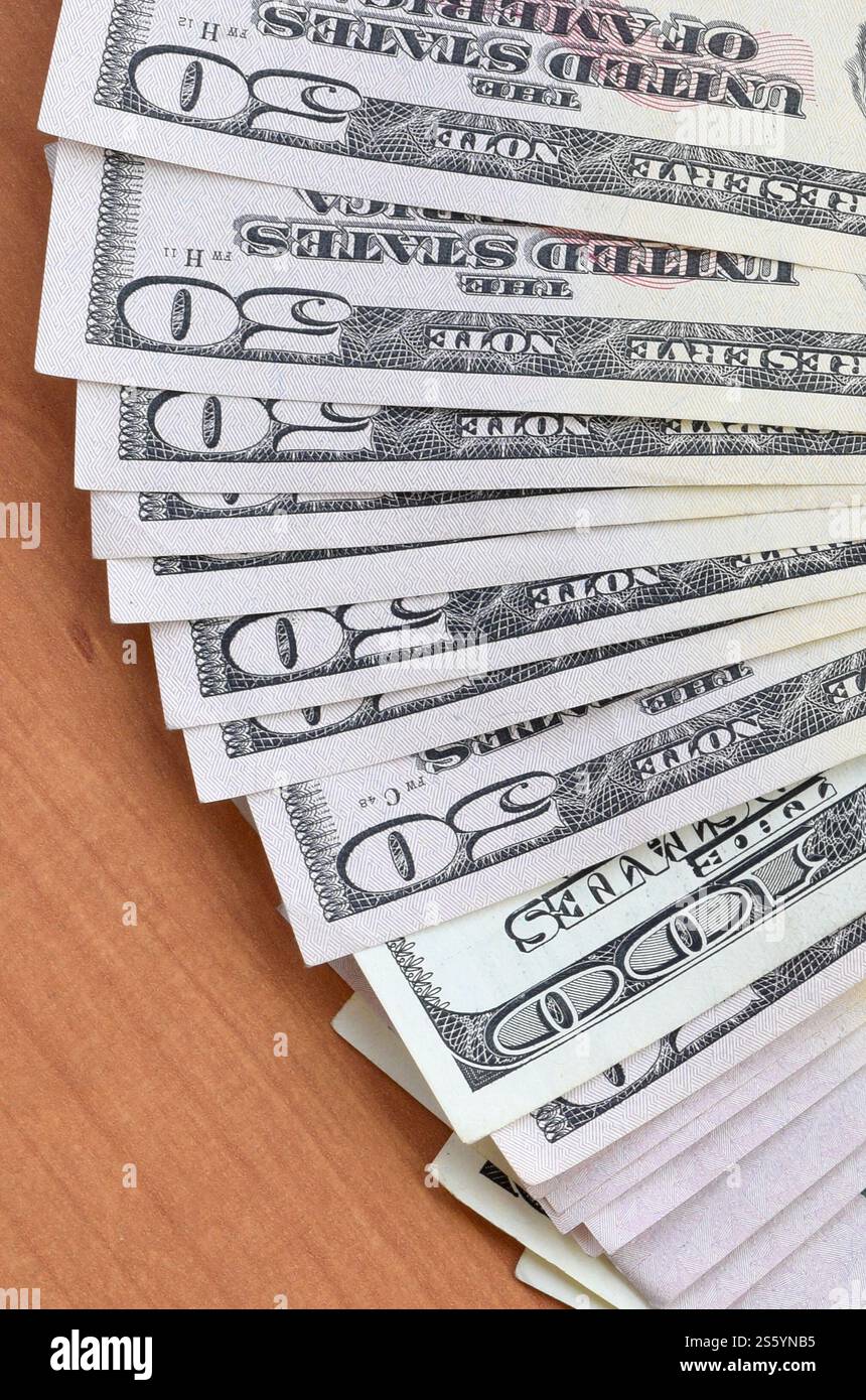 Fan di molte banconote da centocinquanta dollari su fondo in legno da vicino. Vista dall'alto in posizione piatta. Concetto di successo astratto o di business. Ventola di Foto Stock