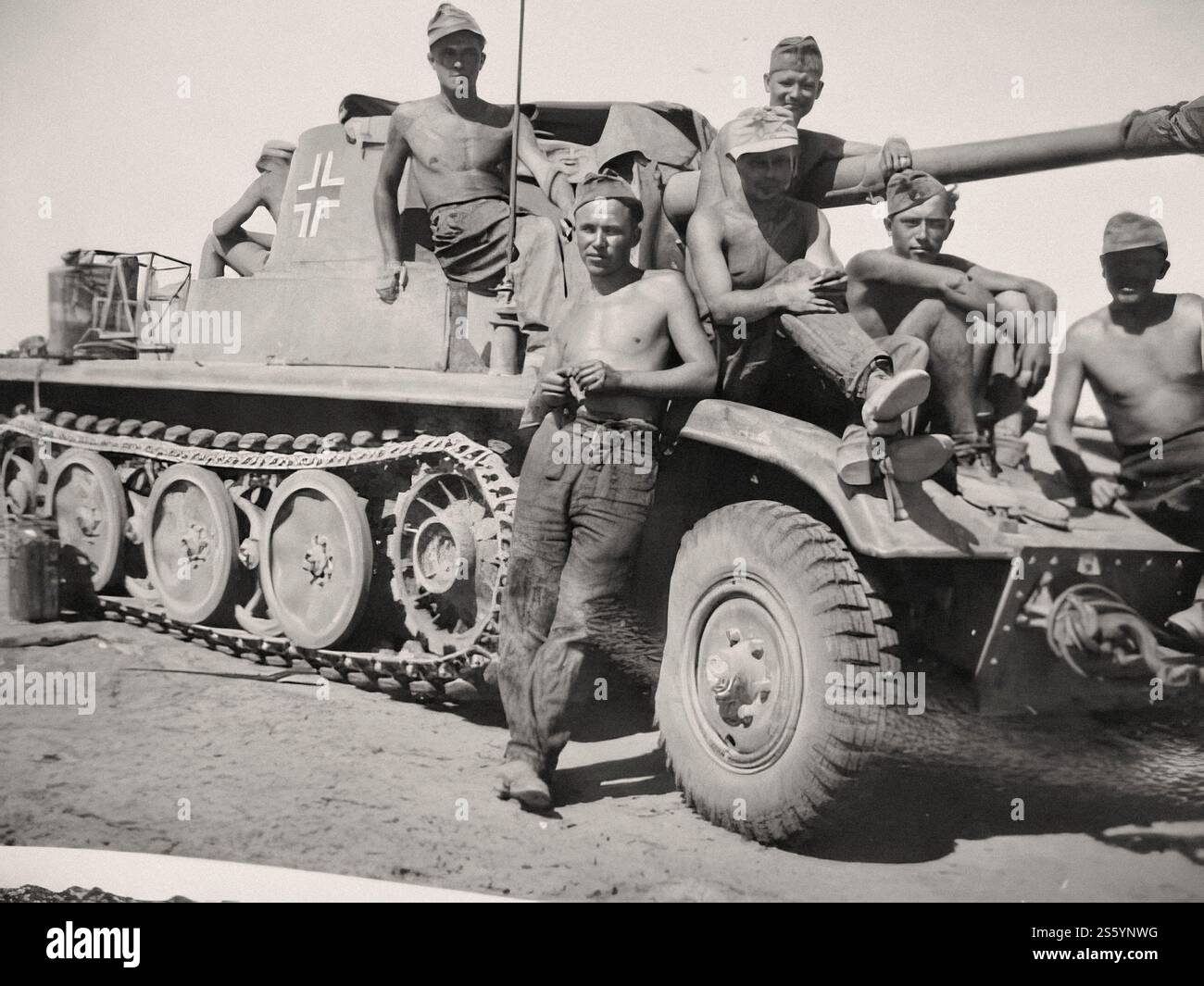 Tedesco DAK PZ. SF II c cannone da 75 mm sul telaio di una 5 tonnellate - Büssing-Nag - - documento storico, fotografo sconosciuto Foto Stock