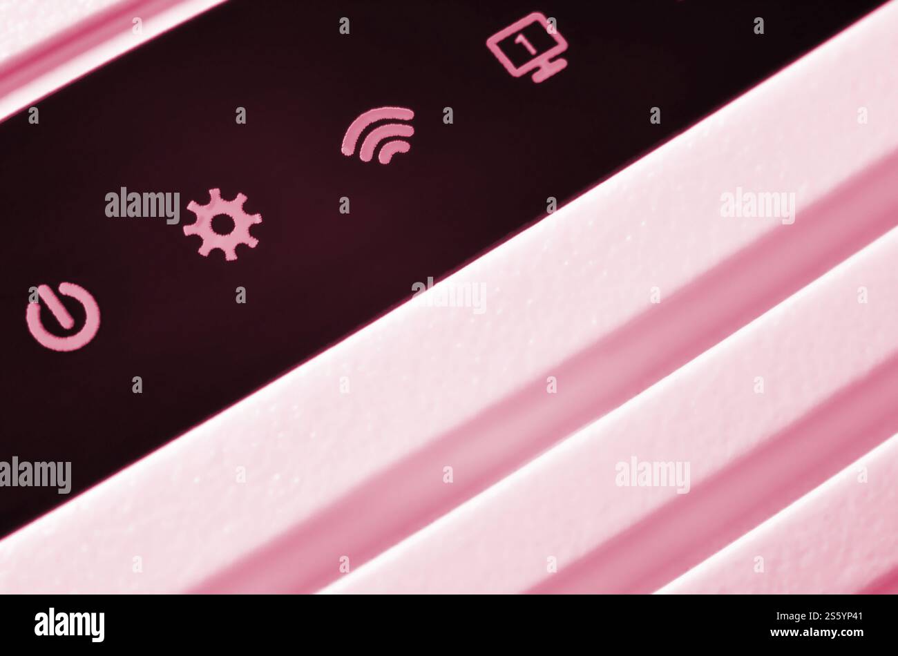 Lampade fotografiche dettagliate dal modem Internet. Informazioni sulla tecnologia astratta. Immagine in Viva Magenta, colore dell'anno 2023. Dettagliato Foto Stock