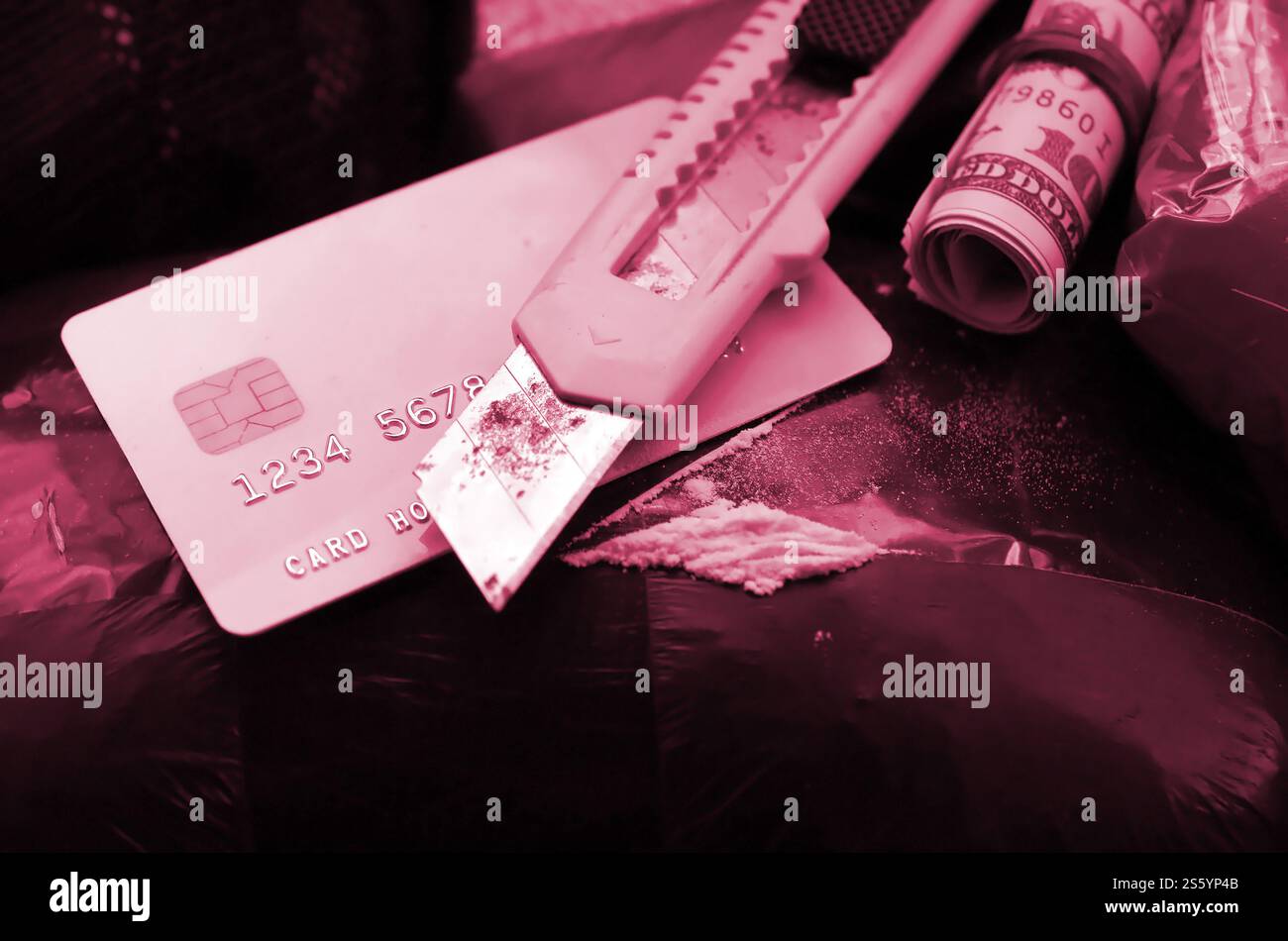 Il cucchiaio pieno di eroina e il coltello di carta giace sui pacchetti di droga e sulla carta di credito con rotolo di dollari. Concetto di traffico e traffico di droga negli Stati Uniti Foto Stock