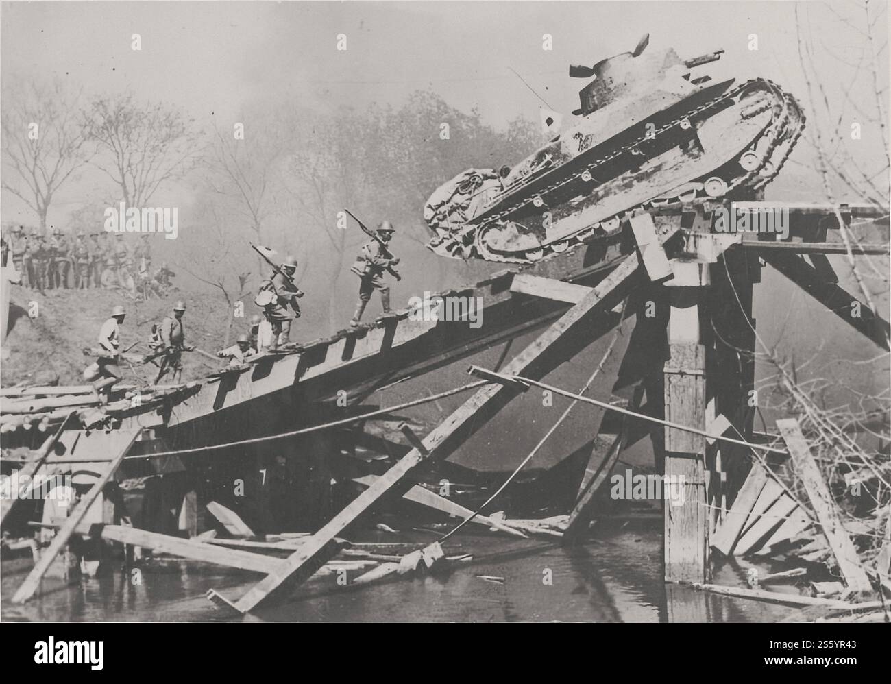 Carro armato giapponese tipo 89 - Yi-go - sale sul ponte sul fiume in Cina - documento storico, fotografo sconosciuto Foto Stock
