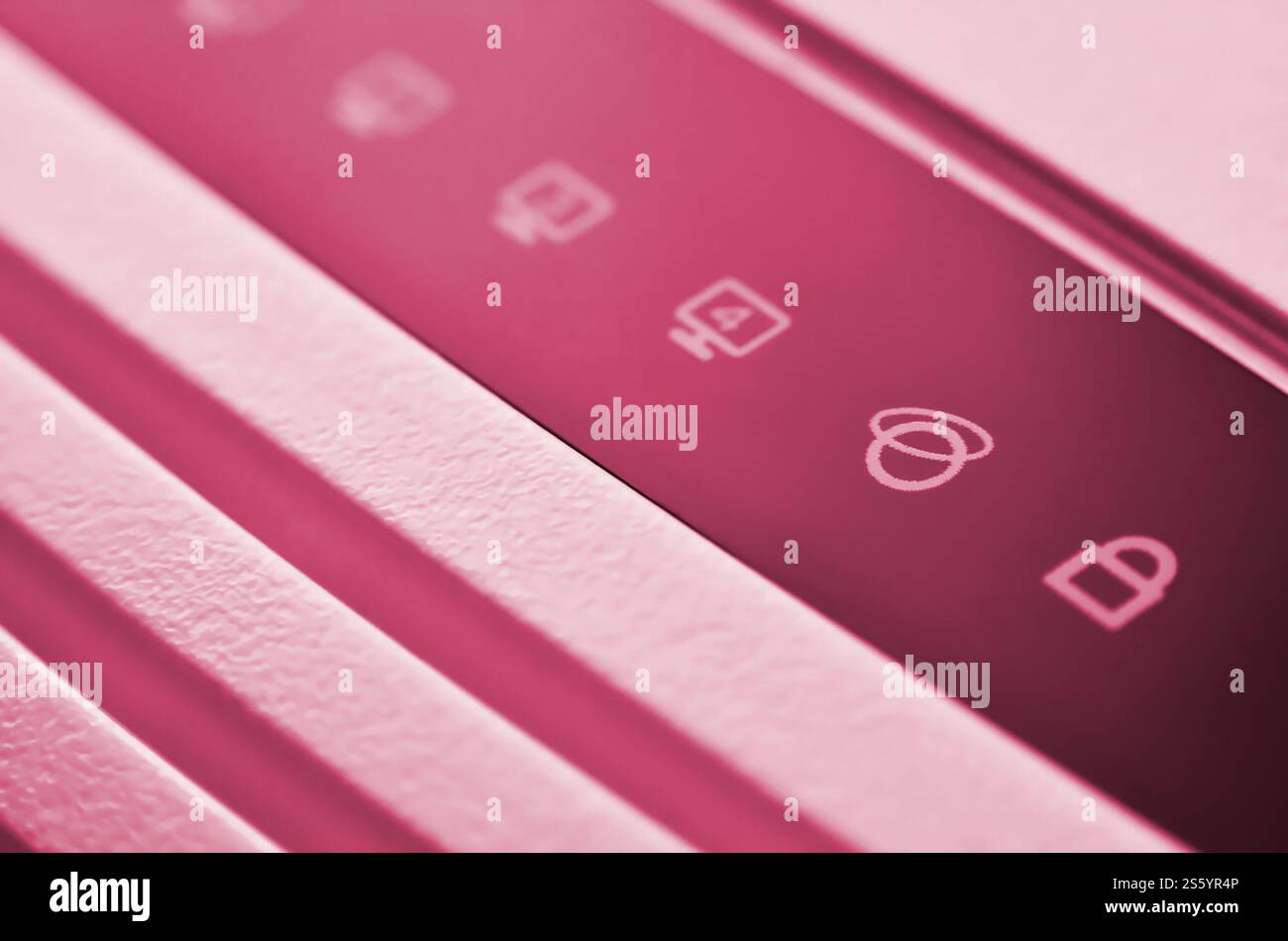 Primo piano delle spie LED del router Internet che mostrano lo stato della connessione. Diodo di emissione wireless su modem via cavo wi-fi in plastica bianca. Tonalità immagine in Foto Stock