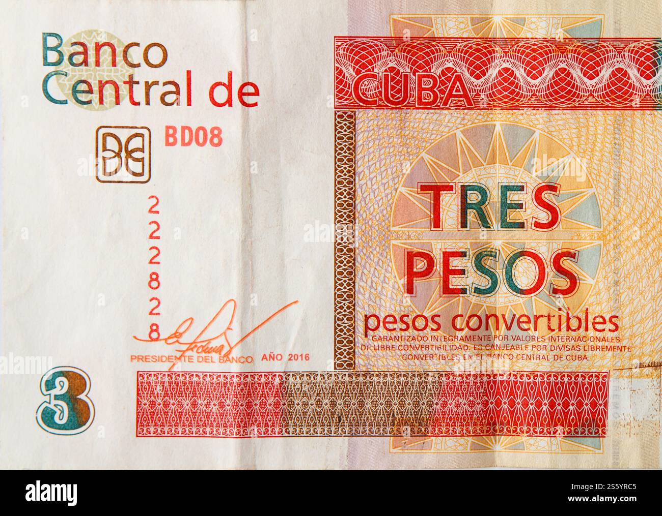 Frammento di banconota cubana sguazzata di arancia tre pesos convertibili 2016 anni. Frammento di banconota cubana sgualcita di tre pesos d'arancia Foto Stock