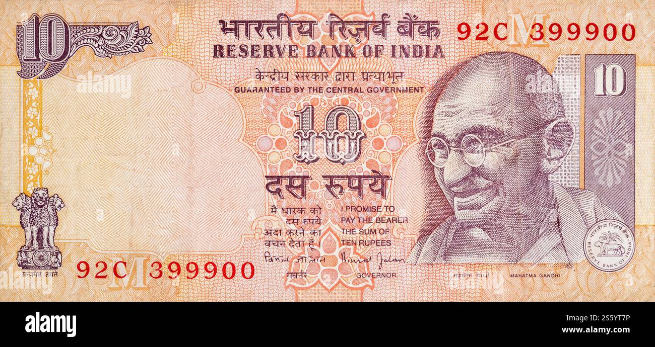 Mahatma Gandhi affronta la banconota indiana con dieci rupie. 10 Rupia valuta nazionale dell'India INR. Primo piano della banconota Orange Money. Mahatma Gandhi faccia a faccia Foto Stock